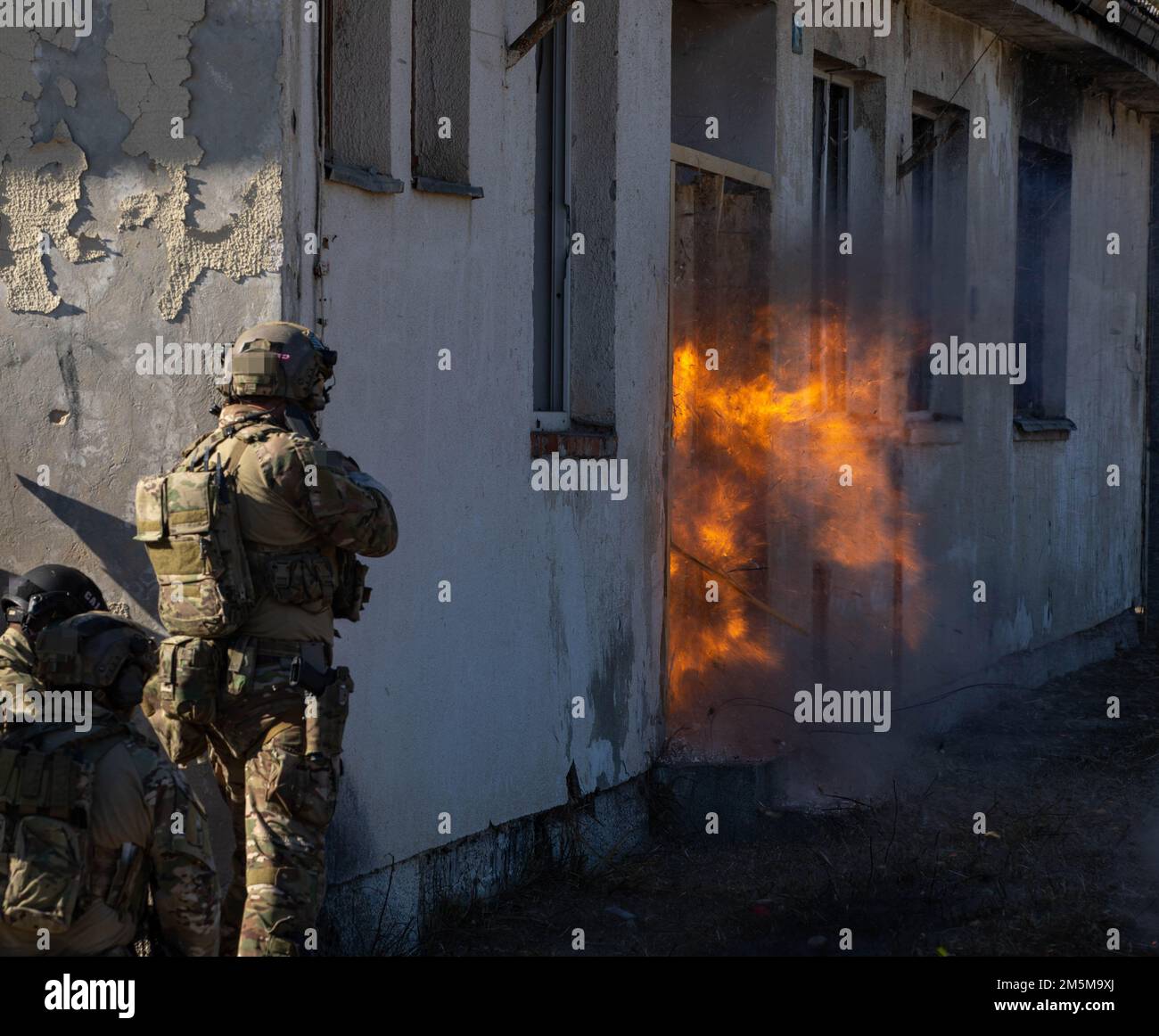 Une équipe d'enquêteurs et d'opérateurs de l'Agence d'enquête et de protection de l'État de Bosnie-Herzégovine (SIPA), de l'unité spéciale de lutte contre le terrorisme de la Republika Srpska (RS CAJ), des forces armées de Bosnie-Herzégovine (EOD), de l'unité spéciale de police du district de Brcko (JSP), Et l'unité des services spéciaux du ministère fédéral de l'intérieur (FMUP SSU) a fait exploser une accusation de braconnage pendant la formation sur les terrains de formation de Rajlovac, Sarajevo, Bosnie-Herzégovine, 24 mars 2022. Formation aux États-Unis Les Forces spéciales de l'Armée de terre ont tenu 21-25 mars, pendant un exercice de brèche d'une semaine, qui a fourni de nouvelles possibilités d'entraînement, de nouveaux outils et un exe pratique Banque D'Images