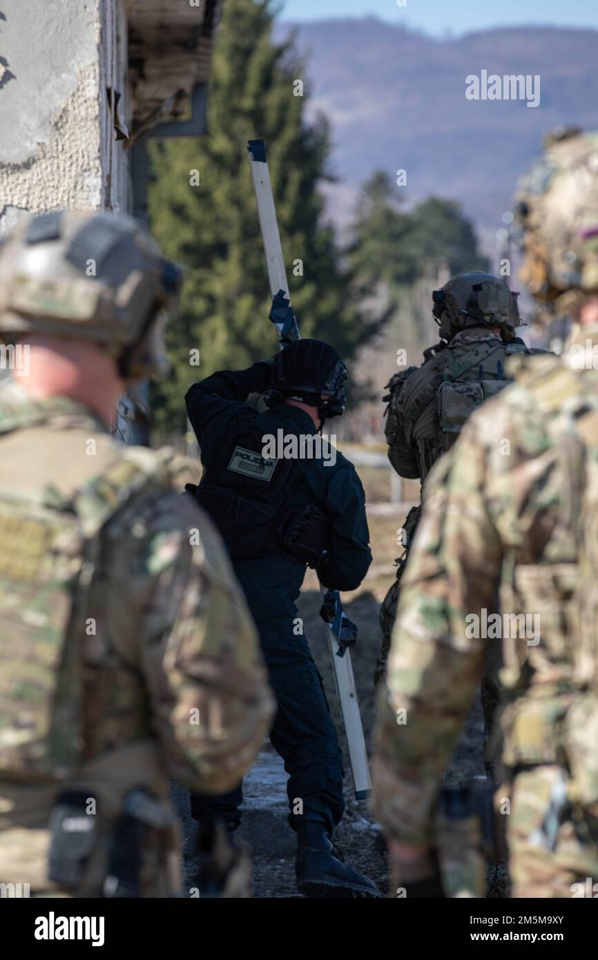Un membre de l'unité spéciale de police du district de Brcko (JSP) passe pour imposer une accusation de non-respect à titre de U.S. Observation des membres des forces spéciales, terrains d'entraînement de Rajlovac, Sarajevo, Bosnie-Herzégovine, 24 mars, 2022. Enquêteurs et opérateurs de l'Agence d'enquête et de protection de l'État de Bosnie-Herzégovine (SIPA), unité spéciale antiterroriste de la Republika Srpska (RS CAJ), EOD des forces armées de Bosnie-Herzégovine, unité spéciale de police du district de Brcko (JSP) et unité spéciale de service du ministère fédéral de l'intérieur (FMUP SSU) formés en collaboration avec les États-Unis Forces spéciales de l'armée pendant une semaine de brèche exercice h Banque D'Images