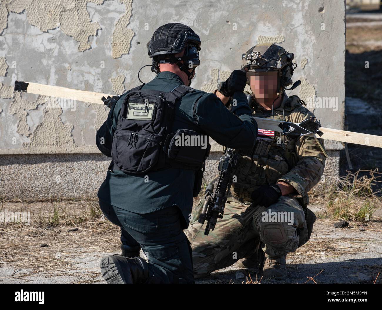 A ÉTATS-UNIS Un membre des forces spéciales inspecte l'accusation de braconnage d'un membre de l'unité spéciale de police (JSP) du district de Brcko au cours d'un cours bilatéral de braconnage, sur les terrains d'entraînement de Rajlovac, à Sarajevo, en Bosnie-Herzégovine, au 24 mars 2022. Les enquêteurs et les opérateurs de l'Agence d'enquête et de protection de l'État de Bosnie-Herzégovine (SIPA), l'unité spéciale de lutte contre le terrorisme de la Republika Srpska (RS CAJ), les forces armées de Bosnie-Herzégovine (EOD), l'unité spéciale de police du district de Brcko (JSP) et l'unité spéciale de service du ministère fédéral de l'intérieur (FMUP SSU) ont été formés en collaboration avec les États-Unis Forces spéciales de l'armée pendant Banque D'Images