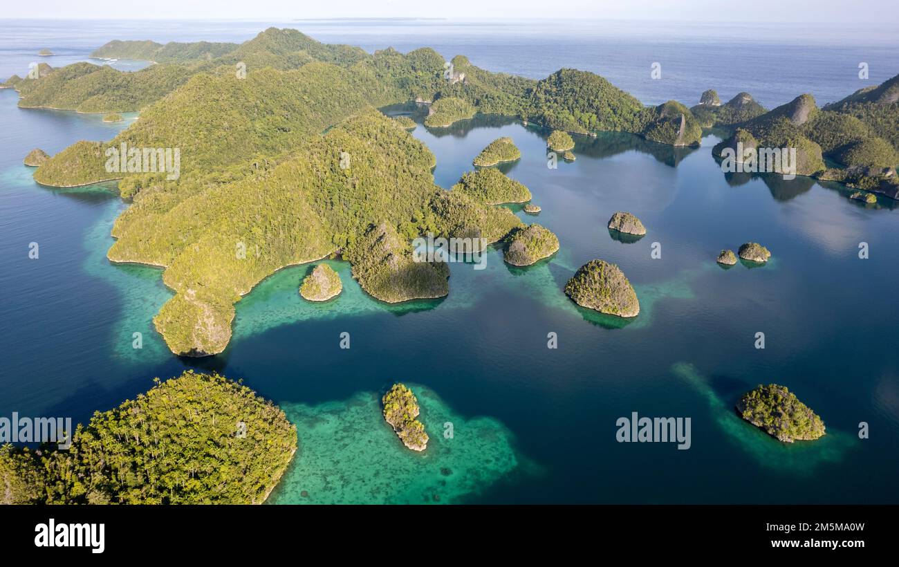 Vue aérienne des îles Wayag, Raja Ampat Indonésie. Banque D'Images