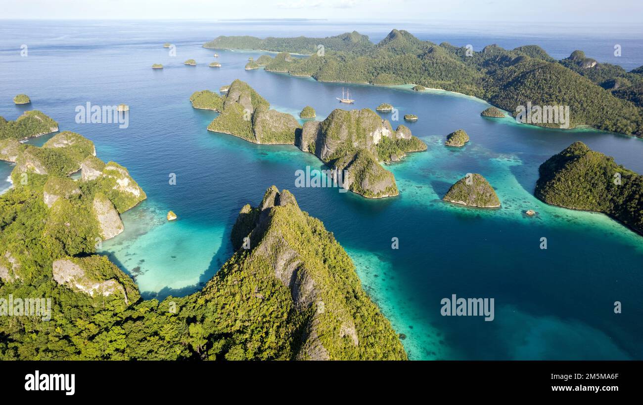 Vue aérienne des îles Wayag, Raja Ampat Indonésie. Banque D'Images
