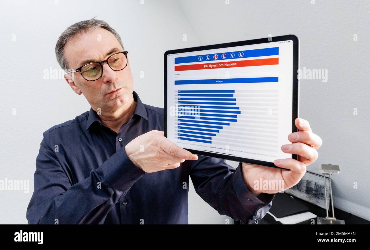 Ahrensburg, Allemagne. 29th décembre 2022. Knud Bielefeld, expert en First name, montre son application Horstomat sur une tablette dans son bureau, où il affiche la fréquence d'un prénom au fil des ans. Il y a eu un léger mouvement dans la liste des 10 premiers noms les plus populaires : Alors que parmi les filles le nom Emilia continue d'être au numéro 1 dans le classement de l'expert de prénom Knud Bielefeld, Noah a maintenant atterri au sommet après 2020 (à dpa 'Emilia et Noah sont les gagnants de premier nom en 2022 - Nelio et Theo sur la hausse"). Credit: Markus Scholz/dpa/Alay Live News Banque D'Images
