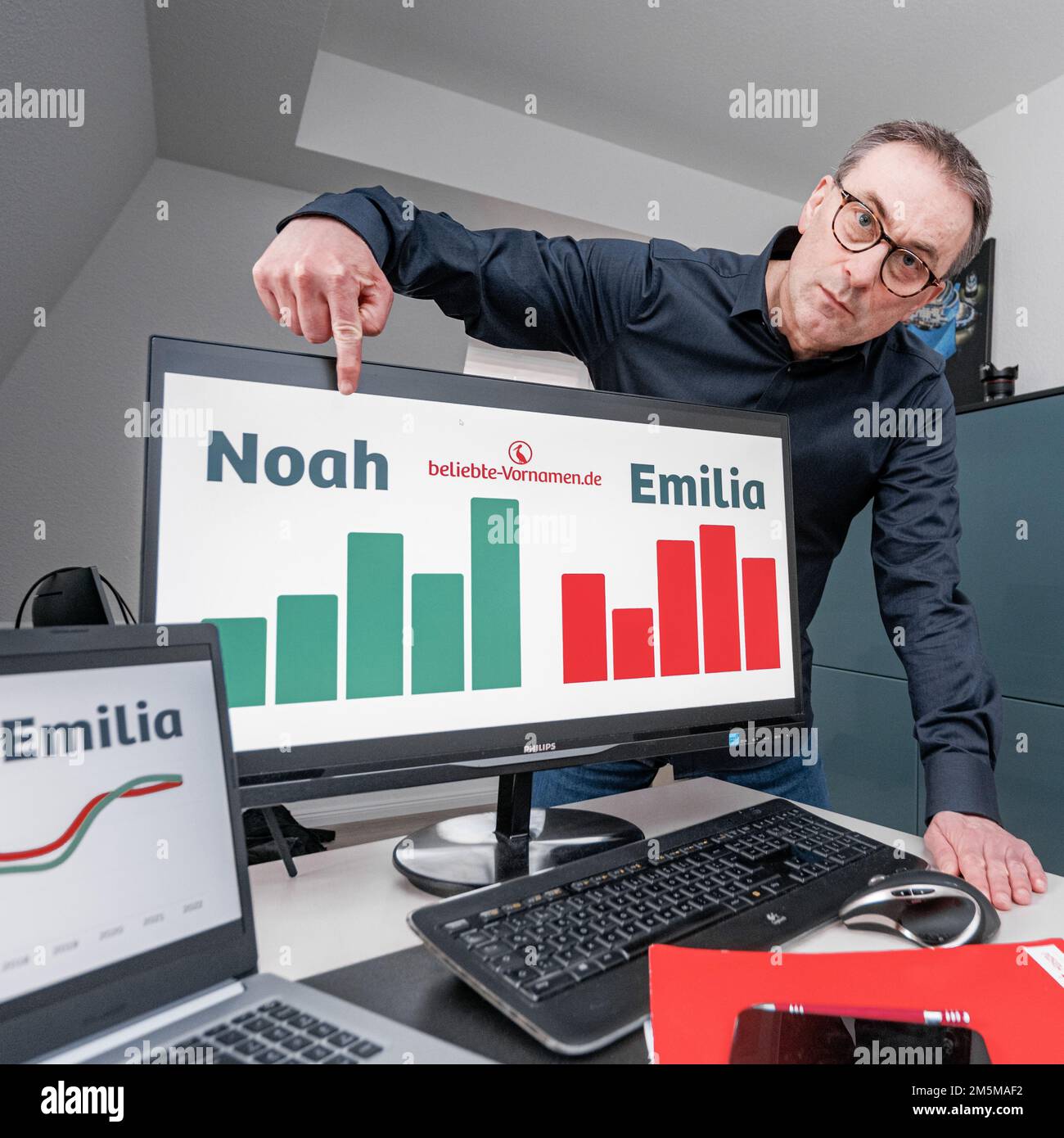 Ahrensburg, Allemagne. 29th décembre 2022. Knud Bielefeld, expert en First name, pointe dans son bureau sur les noms de Noah et Emilia, les favoris pour l'année 2022. Il y a eu un léger mouvement dans la liste des 10 premiers noms les plus populaires : Alors que parmi les filles le nom Emilia reste au numéro 1 dans le classement de l'expert de prénom Knud Bielefeld, Noah a maintenant atterri au sommet après 2020 (à dpa 'Emilia et Noah sont les gagnants de premier nom en 2022 - Nelio et Theo sur la hausse"). Credit: Markus Scholz/dpa/Alay Live News Banque D'Images