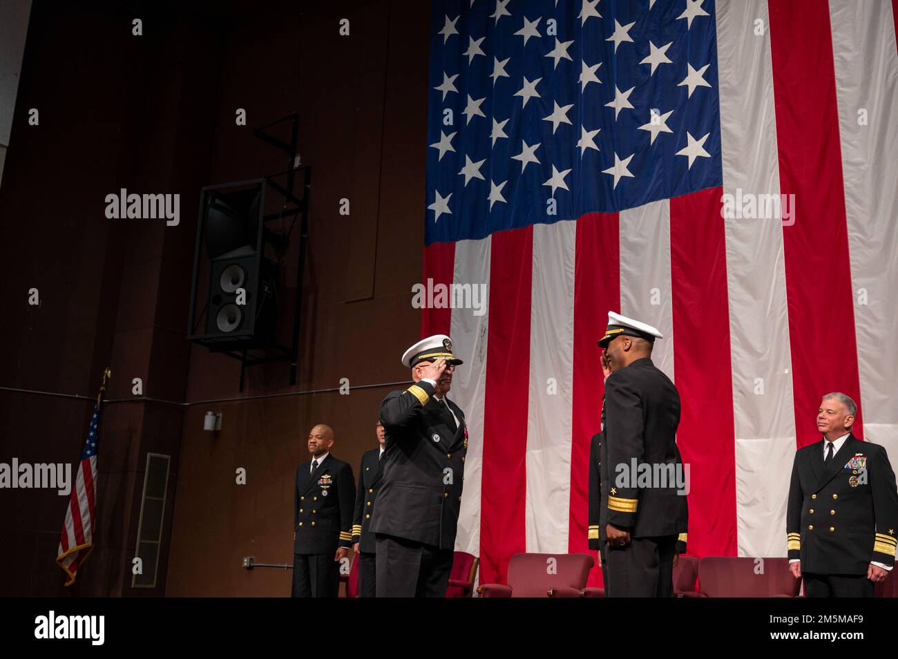 MILLINGTON, Tennessee (25 mars 2022) le sous-ministre adjoint Alexis “Lex” Walker, commandant, Commandement du recrutement de la Marine, à droite, salue le sous-ministre adjoint Dennis Velez lors de la cérémonie de passation de commandement du Commandement du recrutement de la Marine (CNRC) de 2022 à Millington, en 25 mars. L’objectif du CNRC est d’attirer des candidats de la plus haute qualité afin d’assurer le succès continu de la Marine américaine. Banque D'Images MILLINGTON, Tennessee (25 mars 2022) le sous-ministre adjoint Alexis “Lex” Walker, commandant, Commandement du recrutement de la Marine, à droite, salue le sous-ministre adjoint Dennis Velez lors de la cérémonie de passation de commandement du Commandement du recrutement de la Marine (CNRC) de 2022 à Millington, en 25 mars. L’objectif du CNRC est d’attirer des candidats de la plus haute qualité afin d’assurer le succès continu de la Marine américaine. Banque D'Images