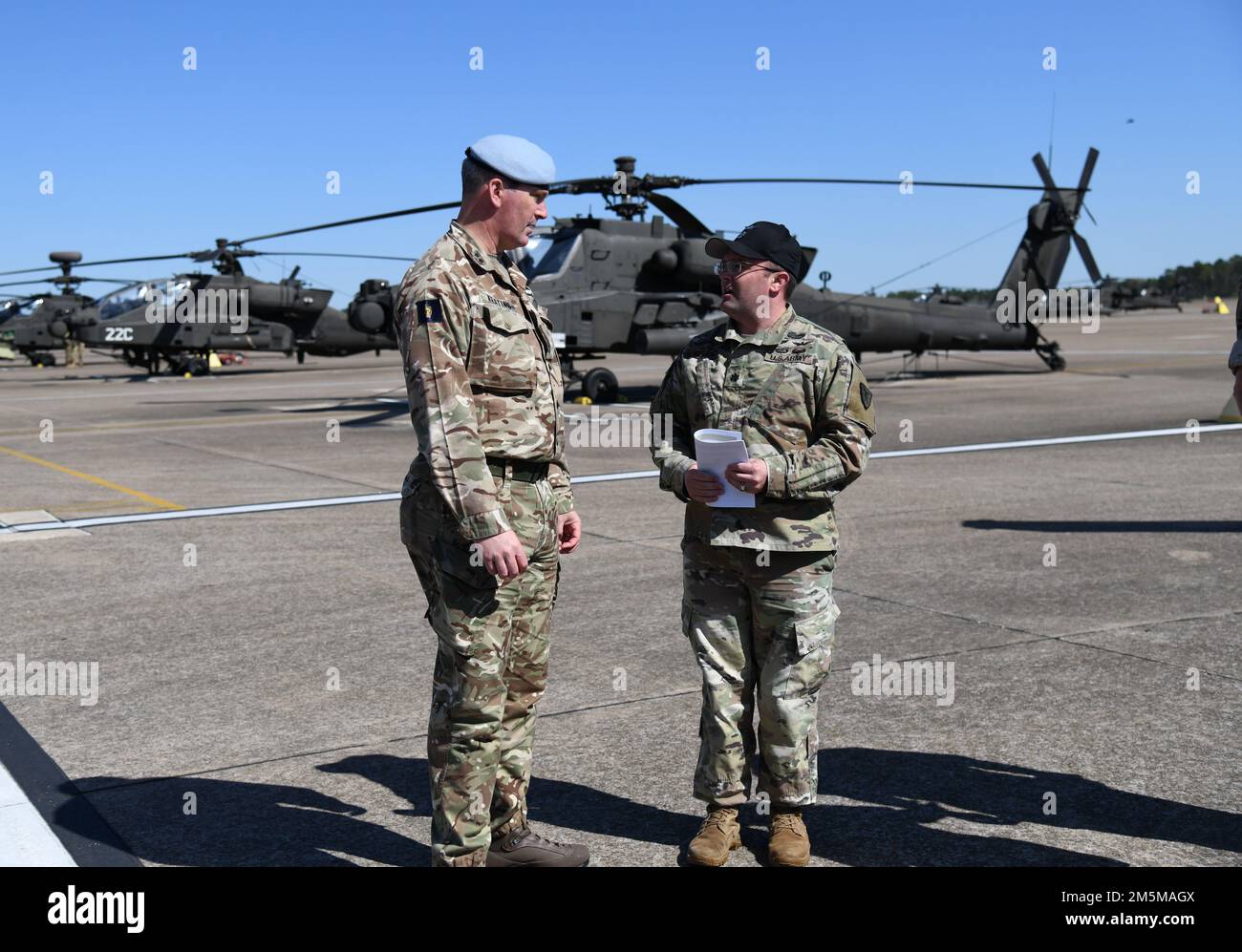 Le général de division Michael R. Keating, officier d'échange du Royaume-Uni qui sert de commandant adjoint - soutien, corps III et fort Hood, reçoit une mise à jour sur l'entraînement des hélicoptères Apache du lieutenant-colonel Ryan Kelly, commandant du 1-14th Aviation Regiment, lors de sa visite à fort Rucker, Alabama 25 mars, 2022. Il a une expérience dans l'aviation, servant dans le ministère de la défense du Royaume-Uni, l'aile de l'aviation des forces spéciales interarmées, et a été nommé commandant de l'ordre de l'Empire britannique par la reine Elizabeth II Banque D'Images