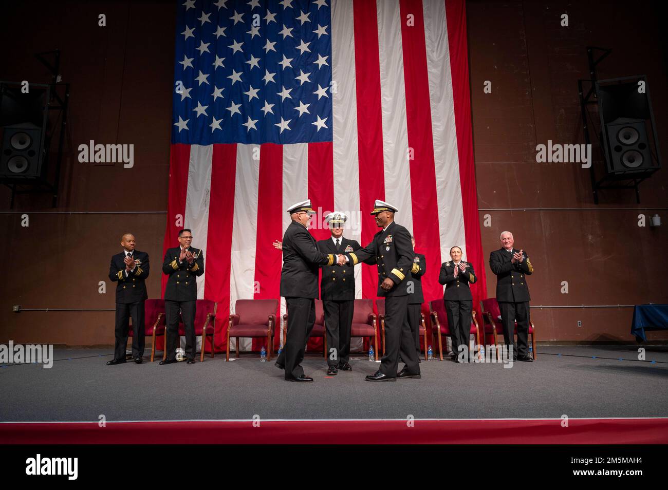 MILLINGTON, Tennessee (25 mars 2022) le sous-ministre Alexis “Lex” Walker, commandant du Commandement du recrutement de la Marine, à droite, serre la main avec le sous-ministre Dennis Velez lors de la cérémonie de passation de commandement du Commandement du recrutement de la Marine (CNRC) de 2022 à Millington, en 25 mars. L’objectif du CNRC est d’attirer des candidats de la plus haute qualité afin d’assurer le succès continu de la Marine américaine. Banque D'Images MILLINGTON, Tennessee (25 mars 2022) le sous-ministre Alexis “Lex” Walker, commandant du Commandement du recrutement de la Marine, à droite, serre la main avec le sous-ministre Dennis Velez lors de la cérémonie de passation de commandement du Commandement du recrutement de la Marine (CNRC) de 2022 à Millington, en 25 mars. L’objectif du CNRC est d’attirer des candidats de la plus haute qualité afin d’assurer le succès continu de la Marine américaine. Banque D'Images