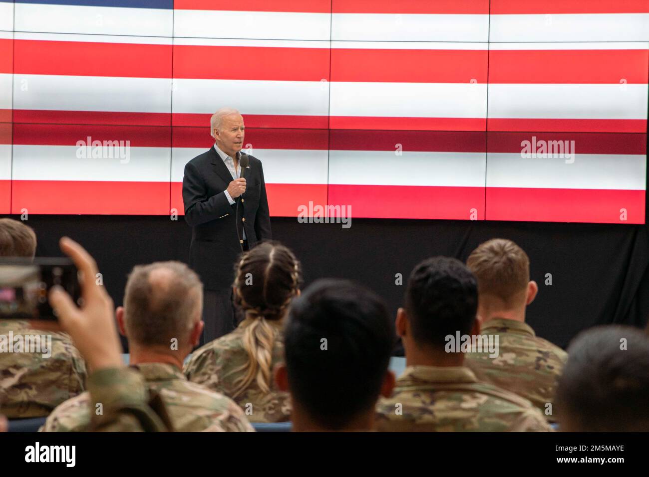 ÉTATS-UNIS Le président Joseph R. Biden Jr. S'adresse aux États-Unis Parachutistes affectés à la division aéroportée 82nd lors d'une visite à Jasionka, en Pologne, sur 25 mars 2022. La Division aéroportée de 82nd, basée à fort Bragg, N.C., s'est rapidement déployée en Pologne en février 2022 dans le cadre de l'engagement ferme et constant envers nos alliés de l'OTAN et de prévenir toute agression contre l'Alliance de l'OTAN. Banque D'Images