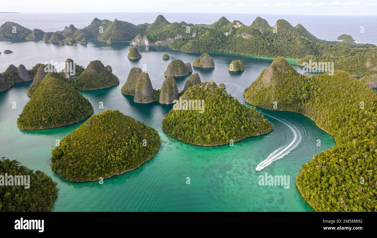 Vue aérienne des îles Wayag, Raja Ampat Indonésie. Banque D'Images