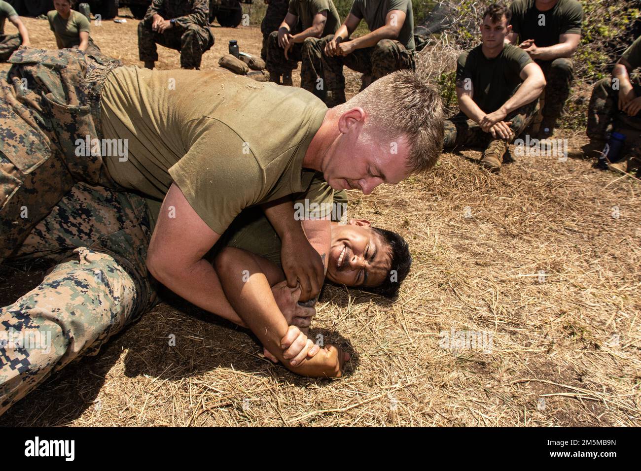 ÉTATS-UNIS Marines avec 31st Marine Expeditionary Unit (MEU), se grappin lors d'une compétition d'équipe à la base navale de Guam, Guam, 24 mars 2022. L'exercice Noble Arashi fait partie de la série Noble d'exercices 31st de MEU qui sont utilisés pour valider ou invalider la famille des concepts de la marine, développer des techniques et des procédures pour l'emploi des actifs de MEU à l'appui du déni de la mer et de la manœuvre de la flotte, et informer les futurs efforts de conception et d'expérimentation de la force. Le MEU de 31st opère à bord de navires du groupe de grève expéditionnaire américain dans la zone d'opérations de la flotte de 7th afin d'améliorer l'interopérabilité avec allie Banque D'Images