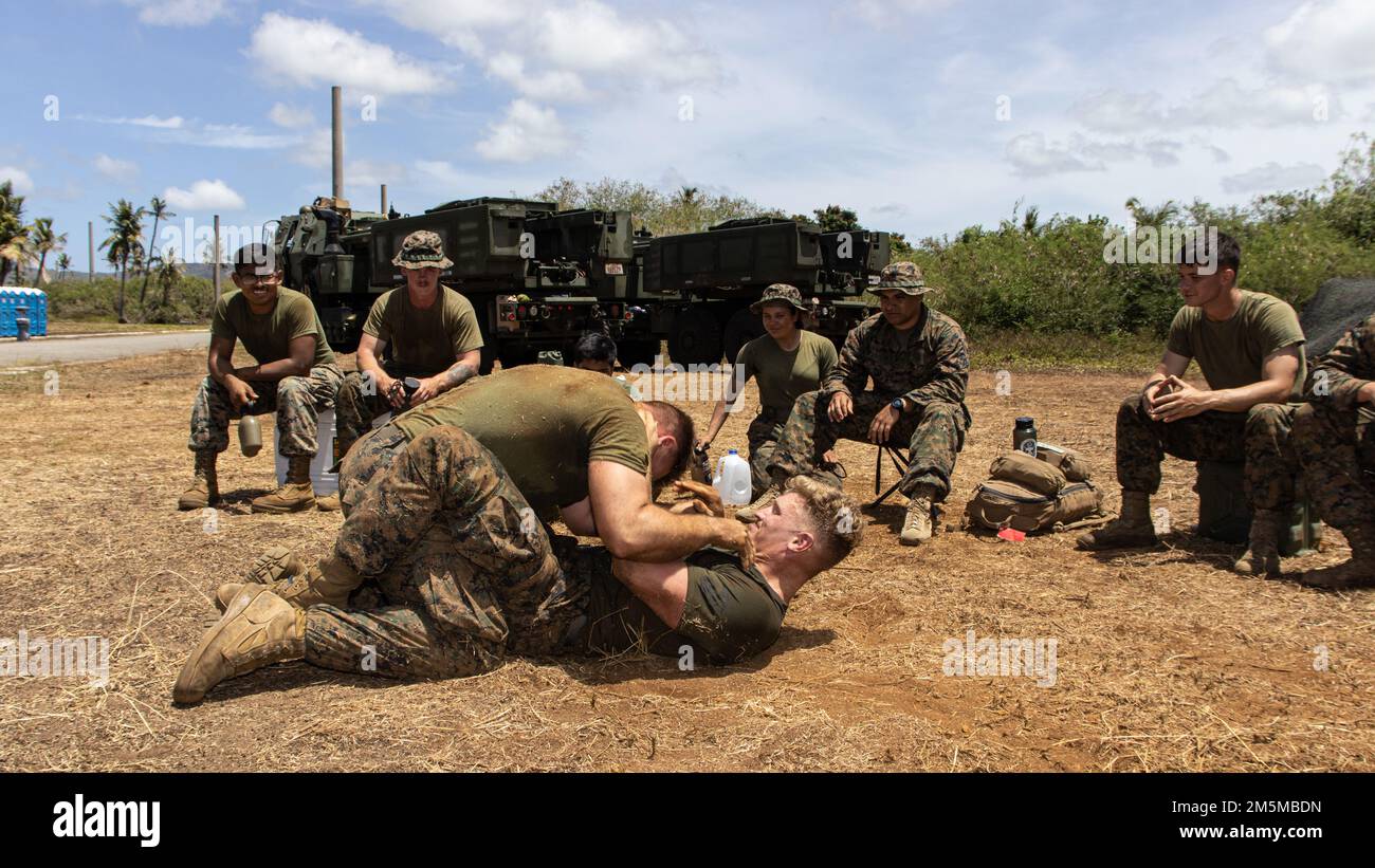 ÉTATS-UNIS Marines avec 31st Marine Expeditionary Unit (MEU), se grappin lors d'une compétition d'équipe à la base navale de Guam, Guam, 24 mars 2022. L'exercice Noble Arashi fait partie de la série Noble d'exercices 31st de MEU qui sont utilisés pour valider ou invalider la famille des concepts de la marine, développer des techniques et des procédures pour l'emploi des actifs de MEU à l'appui du déni de la mer et de la manœuvre de la flotte, et informer les futurs efforts de conception et d'expérimentation de la force. Le MEU de 31st opère à bord de navires du groupe de grève expéditionnaire américain dans la zone d'opérations de la flotte de 7th afin d'améliorer l'interopérabilité avec allie Banque D'Images