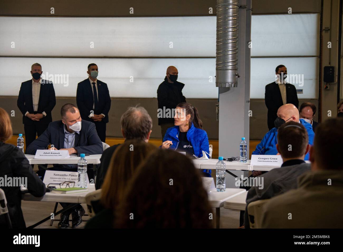 Les membres de la conférence sur l'intervention humanitaire font un exposé aux États-Unis Le Président Joseph R. Biden Jr. Et le Président de la République de Pologne Andrzej Duda sur les efforts humanitaires en cours à Jasionka, Pologne, 25 mars 2022. Banque D'Images