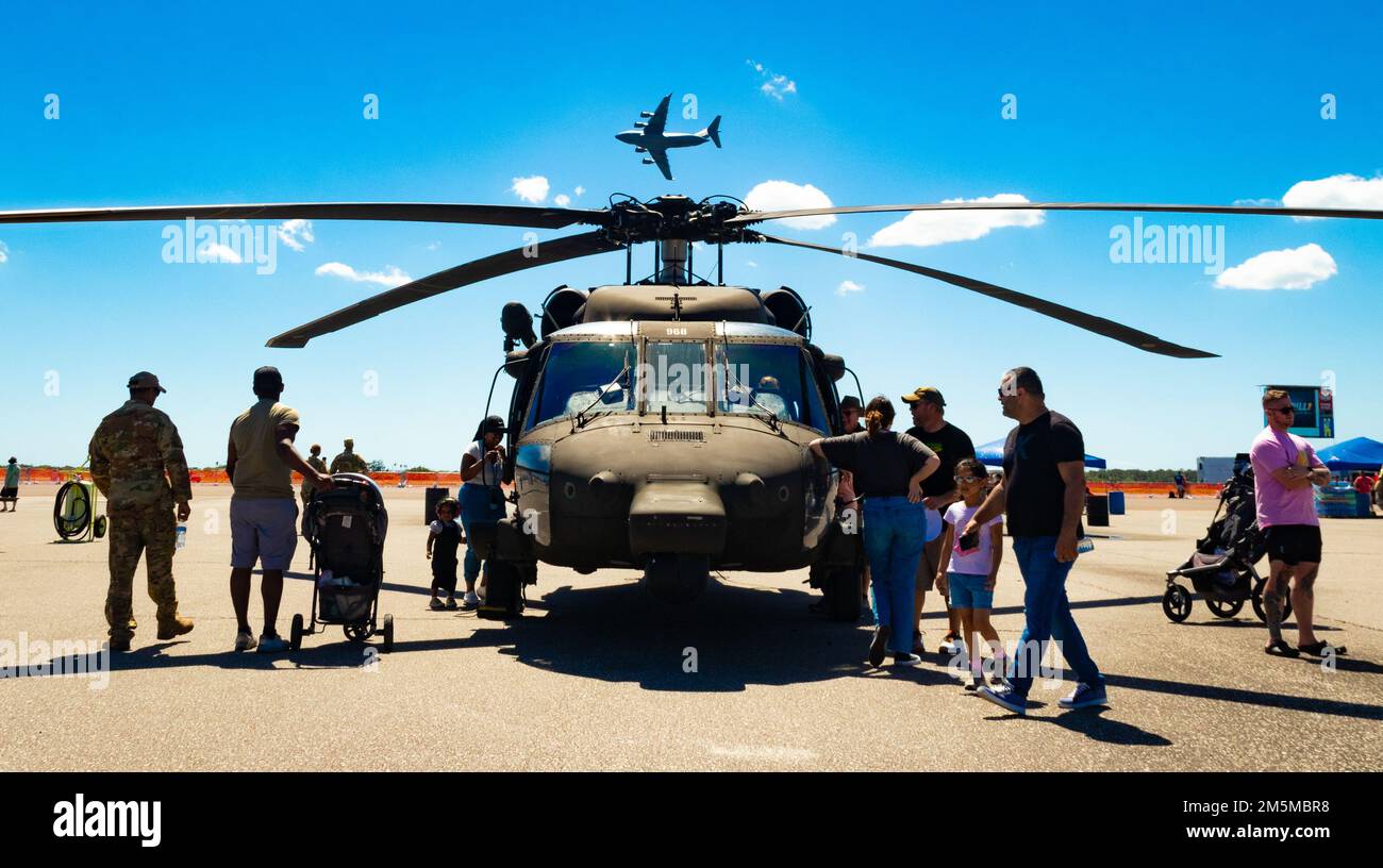 A ÉTATS-UNIS L'avion de transport aérien C-17 Globemaster vole au-dessus d'un avion américain Hélicoptère militaire UH-60 Blackhawk exposé à l'Airfest de la baie de Tampa à la base aérienne de MacDill, 25 mars 2022. Deux hélicoptères UH-60 Blackhawk étaient exposés pendant l'Airfest, tous deux exploités par le bataillon 5th, 159th General support Aviation Brigade, États-Unis Commandement de l'aviation de la Réserve de l'armée. Basé en ft. Eustis, Virginie, le GSAB 5-159th possède des actifs polyvalents à voilure tournante qui peuvent fournir l'assaut aérien, le mouvement aérien et l'évacuation aéromédicale pour une variété de missions et d'environnements. L'Armée présente ses soldats et son équipement Banque D'Images