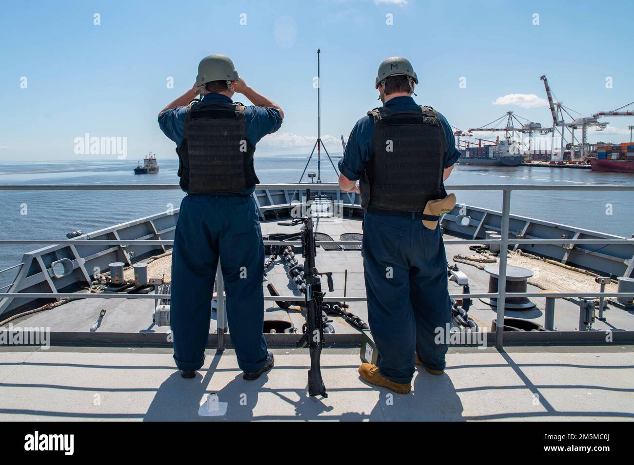 BRISBANE, Australie (25 mars 2022) – les marins affectés à l'émory S. le sous-marin de classe terrestre USS Frank Cable (AS 40), sont debout sur une montre de protection de la force au départ de Brisbane, en Australie, au 25 mars. Frank Cable est en patrouille et effectue l'entretien et la logistique expéditionnaires à l'appui de la sécurité nationale dans la zone d'opérations de la flotte américaine 7th. Banque D'Images