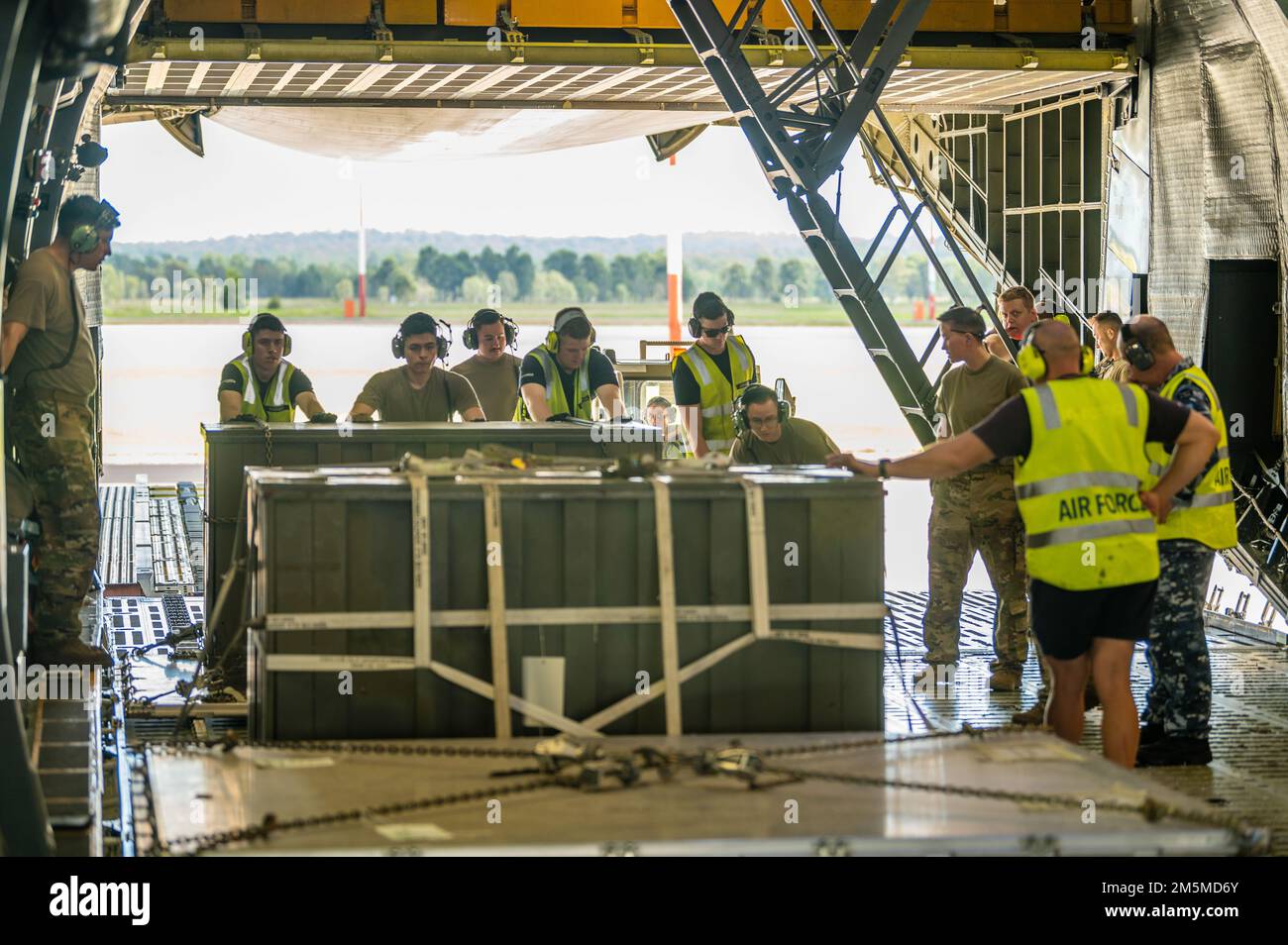 Des aviateurs affectés au 22nd Escadron de transport aérien de la base aérienne de Travis, en Californie, s'entraînent avec des membres de la Royal Australian Air Force sur un territoire américain Air Force C-5M Super Galaxy à la base de la RAAF Amberley, Queensland, 25 mars 2022. Le 22nd A COMMÉMORÉ le 80th anniversaire de sa création par une visite à la base de la RAAF Amberley 23-27 mars 2022. L'escadron a été créé 3 avril 1942, en tant que 22nd escadron de transport à l'aéroport Essendon de Melbourne, en Australie, coïncidant avec la création de plusieurs escadrons de transport de la RAAF. La visite à la base de la RAAF Amberley a permis au personnel de l'USAF de se rencontrer Banque D'Images