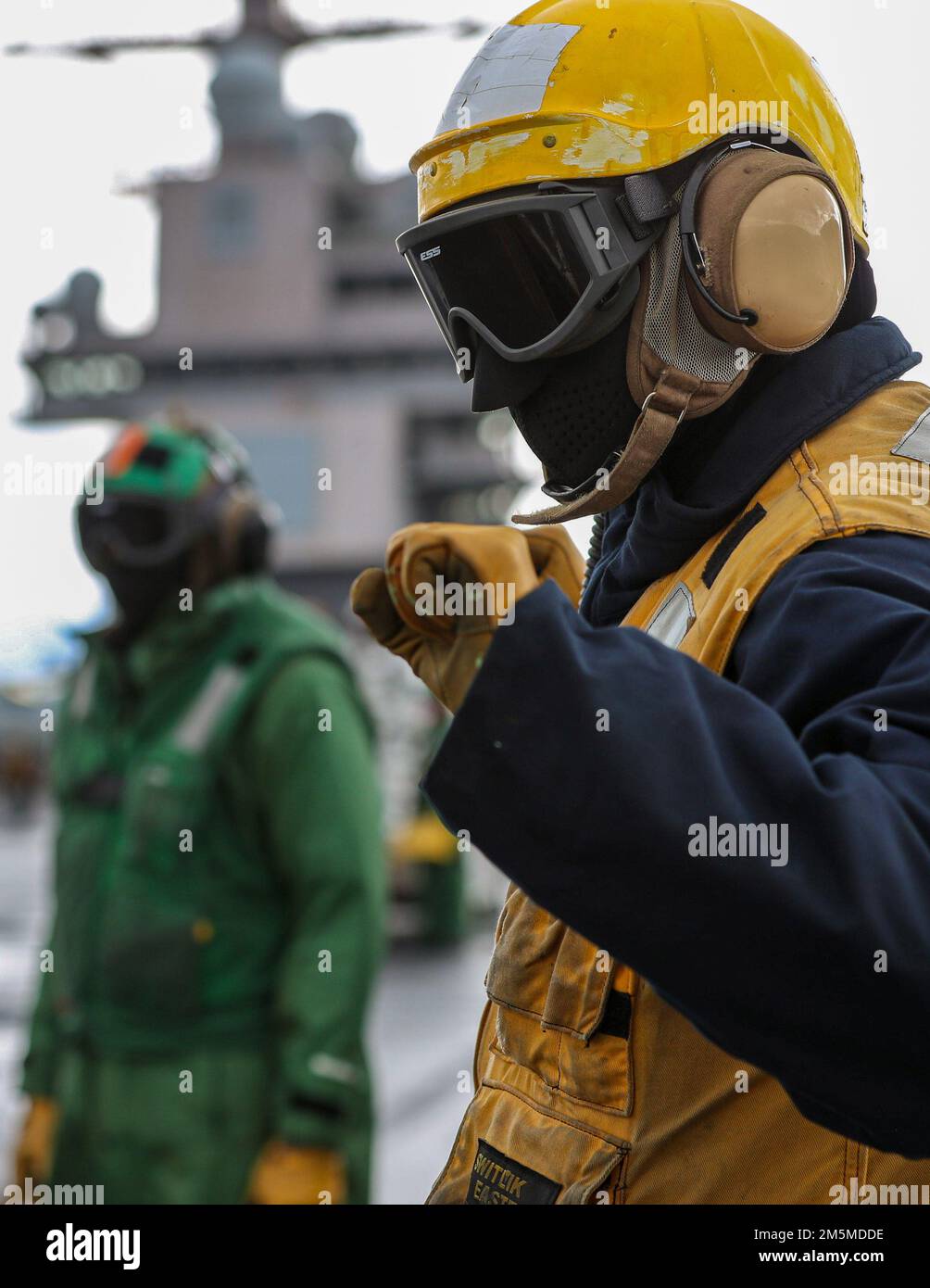 Aviation Boatswain's Mate (Handling) 3rd classe Joseph Gonzalez, de Joliet, Illinois, affecté au département aérien de l'USS Gerald R. Ford (CVN 78), signale à un pilote sur le pont de vol de Ford, 25 mars 2022. Ford est en cours dans l’océan Atlantique en menant la certification de plate-forme de vol et la qualification de transporteur aérien dans le cadre de la phase de base sur mesure du navire avant le déploiement opérationnel. Banque D'Images