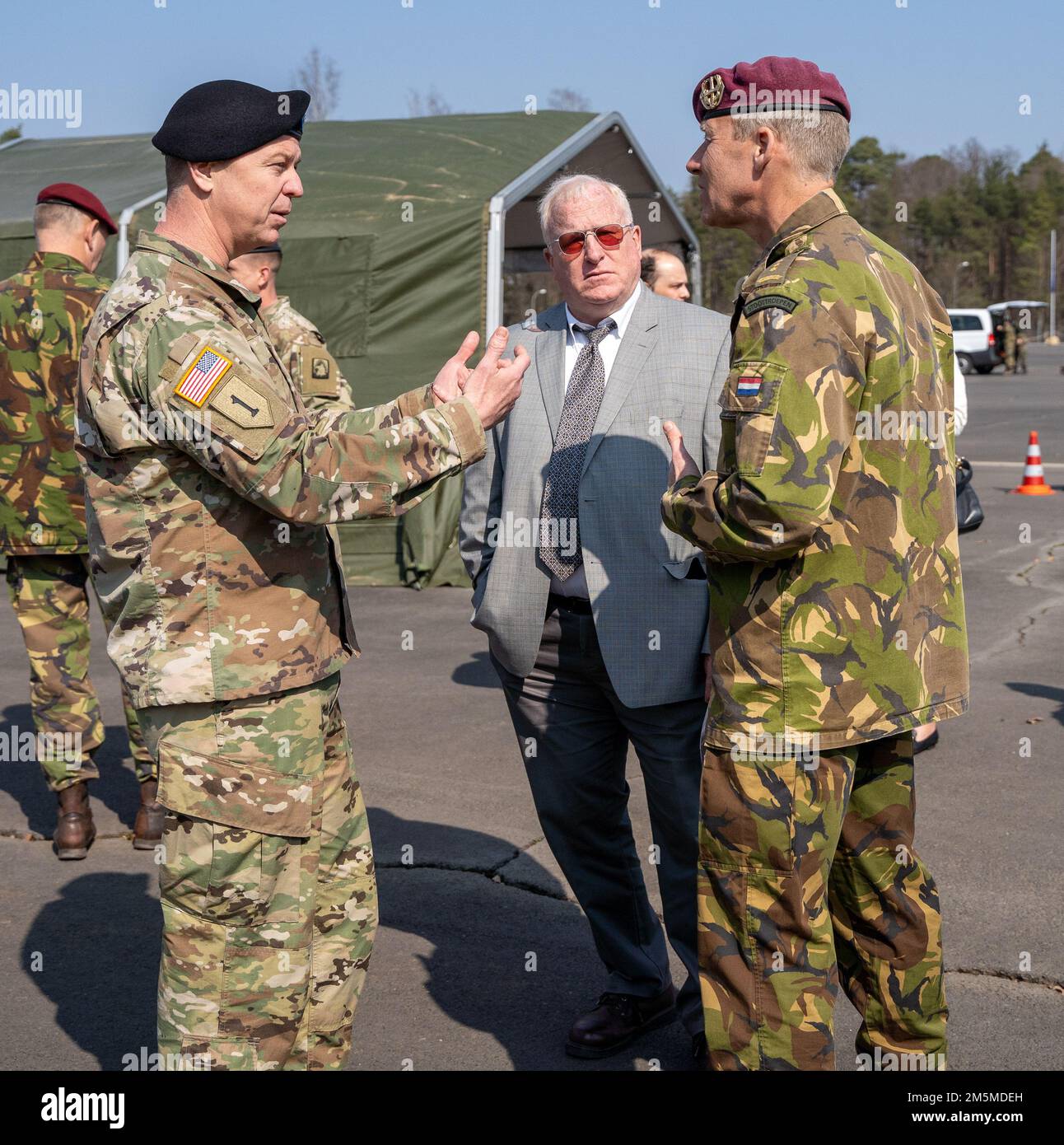 Le colonel Patrick Schuck (à gauche), commandant de la 12th Brigade de l'aviation de combat, parle avec le colonel Jon Van Damm (à droite), chef d'état-major, 11th Brigade d'assaut aérien et Kevin Scherrer (au centre), commandant adjoint, 12 CAB sur le terrain de parade des casernes de Herrenwaldkaserne, en Allemagne, au 25 mars 2022. La Brigade de l'aviation de combat de 12th a été invitée à assister au changement de commandement de la Division des forces d'intervention rapide. 12 L'ACR compte parmi les autres unités affectées au V corps, le Forward Deployed corps des États-Unis en Europe, qui travaille aux côtés des alliés de l'OTAN et des partenaires de sécurité régionaux pour fournir des forces prêtes au combat, bourreau Banque D'Images