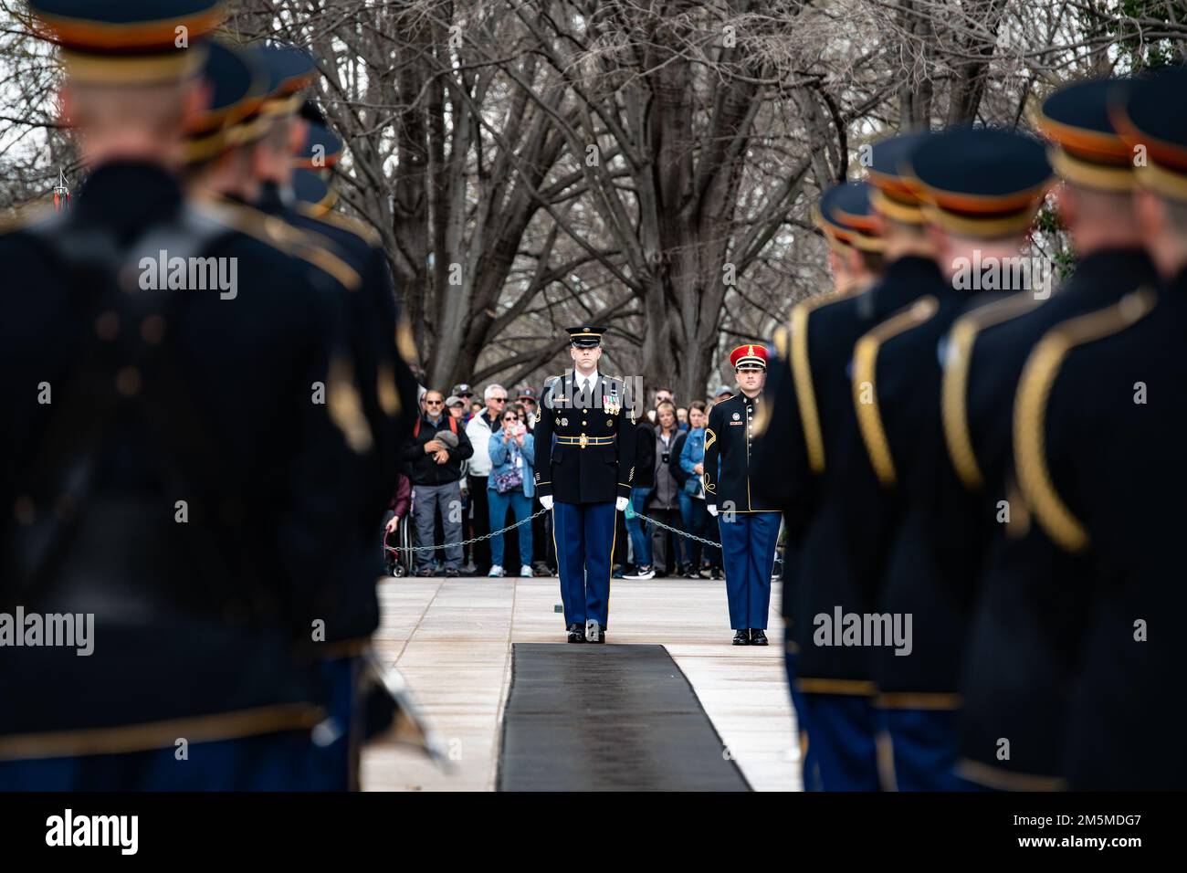 Les membres du service appuient une cérémonie de remise des serment avec honneur à la tombe du soldat inconnu du cimetière national d'Arlington, à Arlington, en Virginie, en 25 mars 2022. La couronne a été déposée par Medal of Honor Recipients U.S. Armée 1st Lt. Brian Thacker et U.S. Corps de marine Col. (Ret.) Barney Barnum en l'honneur de la Journée de la Médaille d'honneur. Banque D'Images