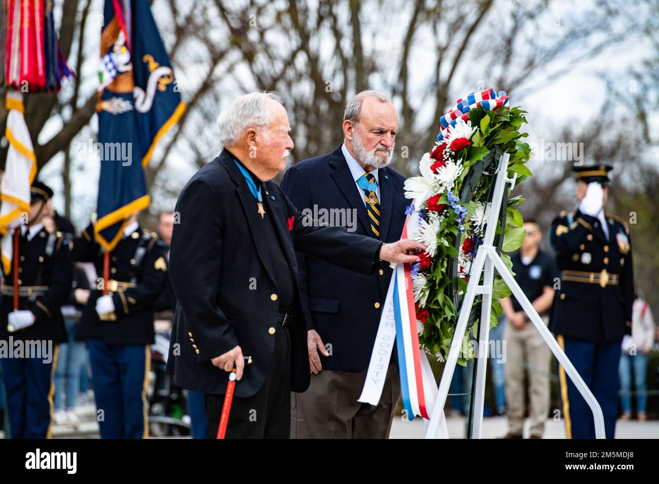 Médaille d'honneur récipiendaires américains Armée 1st Lt. Brian Thacker (à droite) et États-Unis Corps de marine Col. (Ret.) Barney Barnum (à gauche) participe à une cérémonie de remise des serment de l'armée à la tombe du soldat inconnu du cimetière national d'Arlington, Arlington, Virginie, 25 mars 2022. La couronne a été déposée en l'honneur du jour de la Médaille d'honneur. Banque D'Images