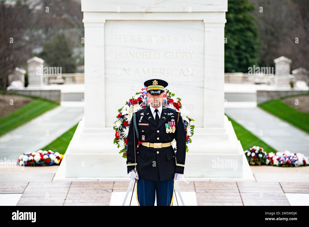 Les membres du service appuient une cérémonie de remise des serment avec honneur à la tombe du soldat inconnu du cimetière national d'Arlington, à Arlington, en Virginie, en 25 mars 2022. La couronne a été déposée par Medal of Honor Recipients U.S. Armée 1st Lt. Brian Thacker et U.S. Corps de marine Col. (Ret.) Barney Barnum en l'honneur de la Journée de la Médaille d'honneur. Banque D'Images Les membres du service appuient une cérémonie de remise des serment avec honneur à la tombe du soldat inconnu du cimetière national d'Arlington, à Arlington, en Virginie, en 25 mars 2022. La couronne a été déposée par Medal of Honor Recipients U.S. Armée 1st Lt. Brian Thacker et U.S. Corps de marine Col. (Ret.) Barney Barnum en l'honneur de la Journée de la Médaille d'honneur. Banque D'Images
