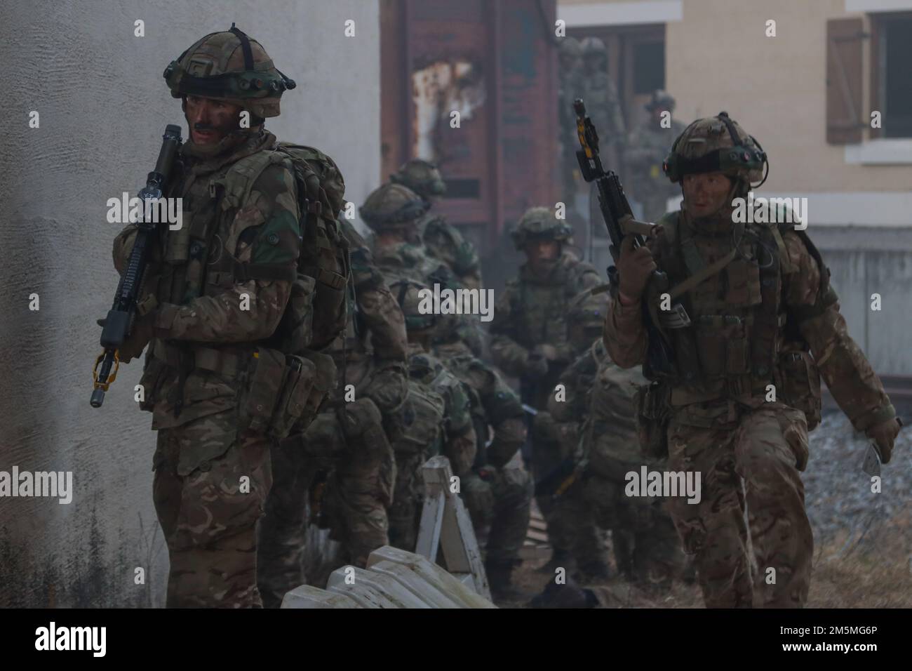 Les soldats britanniques réagissent au contact lors de la validation de l'Académie militaire royale - Sandhurst (RMA) à l'aire d'entraînement de Hohenfels, au Centre conjoint de préparation multinationale (JMRC) à Hohenfels, en Allemagne, en 25 mars 2022. La victoire dynamique, qui a lieu du 9-27 mars 2022, vise à évaluer et à confirmer la capacité de chaque officier des cadets à survivre et à se battre dans des opérations sur le terrain avant d’être mis en service dans l’Armée britannique. Il s’agit d’un exercice accéléré qui intègre toutes les phases d’une opération de déploiement et évalue les capacités tactiques et de leadership des cadets dans une gamme de tâches. Banque D'Images