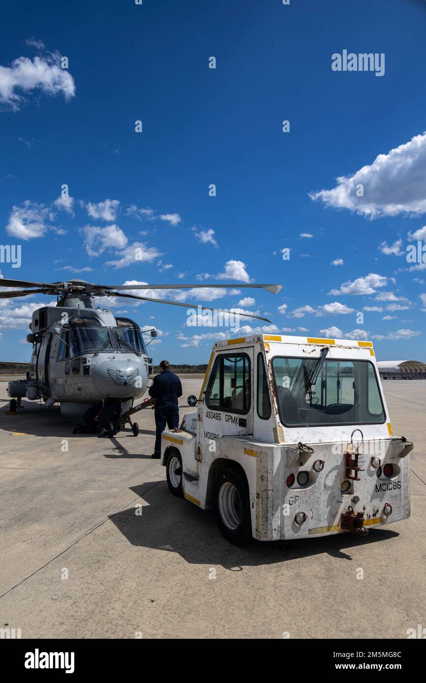 L'équipage de vol de la Royal Navy 'MOHAWK', 814 Naval Air Squadron, actuellement en service avec la frégate de la Royal Navy britannique HMS Portland (F79), fixe l'hélicoptère Merlin Mk2 à une voiture de remorquage à la Marine corps Air Station (MCAS) Beaufort, S.C., le 25 mars 2022. L'équipage de conduite a défait son plan de vol initial de Jacksonville, en Caroline du Nord, jusqu'au MCAS de Beaufort, a utilisé les installations de la station aérienne et a effectué l'entretien de routine. (É.-U. Photos du corps marin par Cpl. Aidan Parker) Banque D'Images