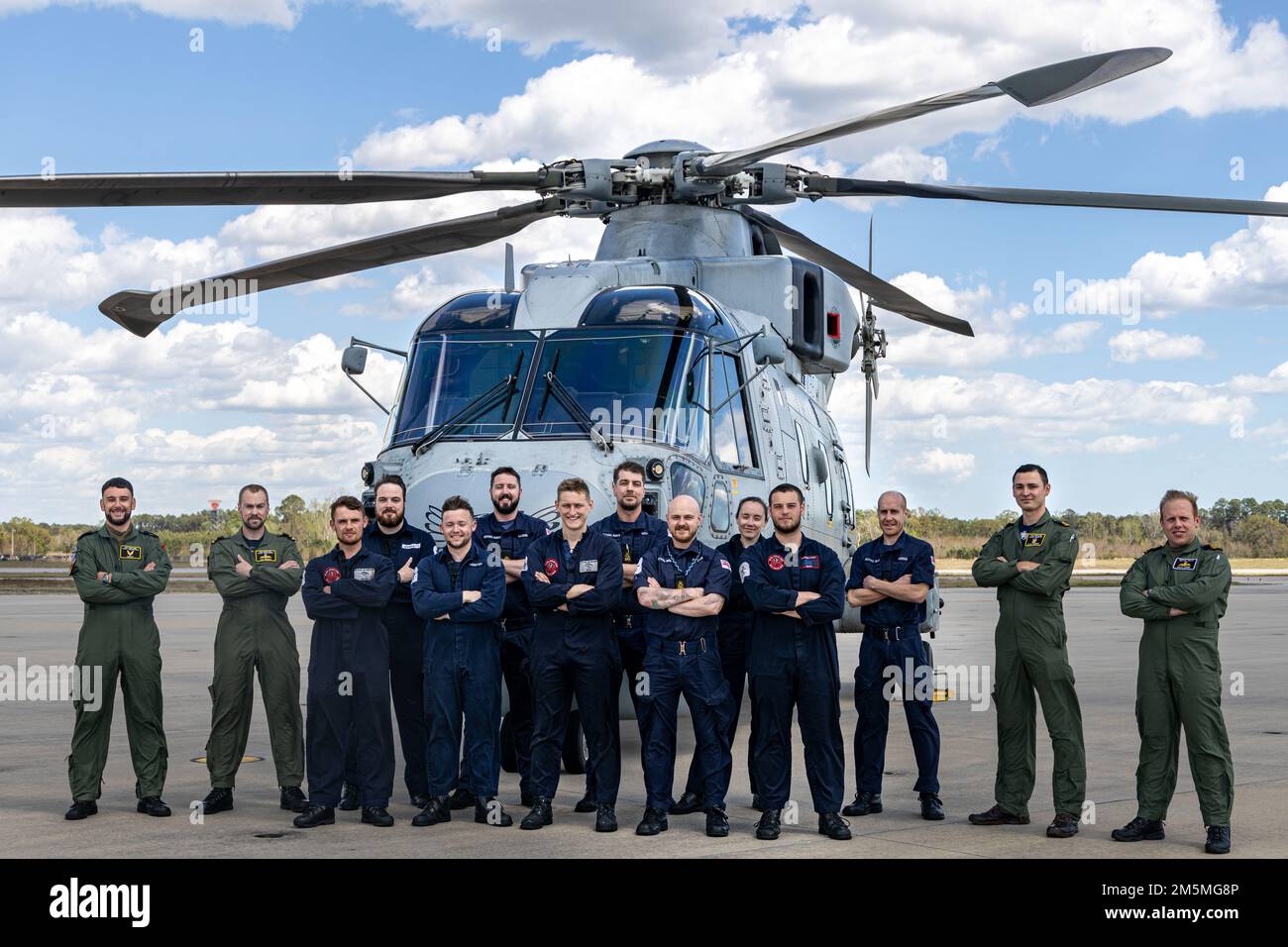 L'équipage de conduite de la Marine royale, le 814 Naval Air Squadron, actuellement en service avec la frégate de la Marine royale britannique HMS Portland (F79), commémore sa visite à la Marine corps Air Station (MCAS) Beaufort, S.C. (25 mars 2022). L'équipage de conduite a défait son plan de vol initial de Jacksonville, en Caroline du Nord, jusqu'au MCAS de Beaufort, a utilisé les installations de la station aérienne et a effectué l'entretien de routine. (É.-U. Photos du corps marin par Cpl. Aidan Parker) Banque D'Images