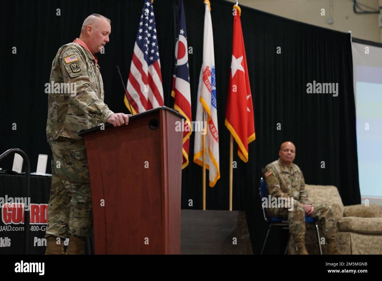 L'adjudant-chef 5 Jay K. Stuckman, ancien adjudant-chef de commandement de la Garde nationale de l'Armée de l'Ohio, parle lors de sa cérémonie de retraite, 25 mars 2022, à l'Armory du Maj. S. Beightler, à Columbus, Ohio. Stuckman a servi pendant plus de 37 ans dans l’ARNG de l’Ohio, dont neuf ans comme premier mandat de l’État. Banque D'Images L'adjudant-chef 5 Jay K. Stuckman, ancien adjudant-chef de commandement de la Garde nationale de l'Armée de l'Ohio, parle lors de sa cérémonie de retraite, 25 mars 2022, à l'Armory du Maj. S. Beightler, à Columbus, Ohio. Stuckman a servi pendant plus de 37 ans dans l’ARNG de l’Ohio, dont neuf ans comme premier mandat de l’État. Banque D'Images