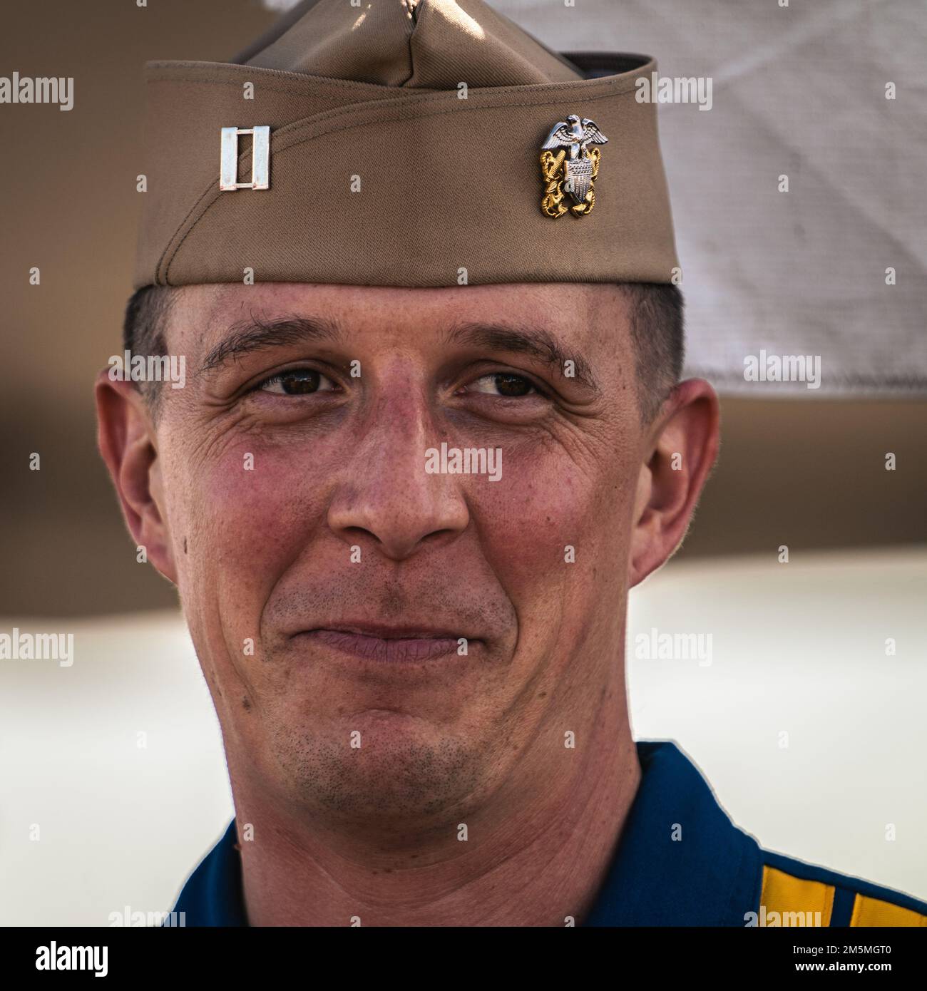 ÉTATS-UNIS Le lieutenant de la Marine Griffin Stangel, pilote des Blue Angels, se joint aux membres de la communauté de la baie de Tampa pour une séance de rencontre à la suite d'un vol de démonstration à la base aérienne de MacDill, en Floride, en 25 mars 2022. Les Blue Angels étaient l'équipe de démonstration de la garniture de pavillon de l'AirFest de Tampa Bay, où des membres de la communauté locale ont assisté à de multiples spectacles militaires et civils. Banque D'Images