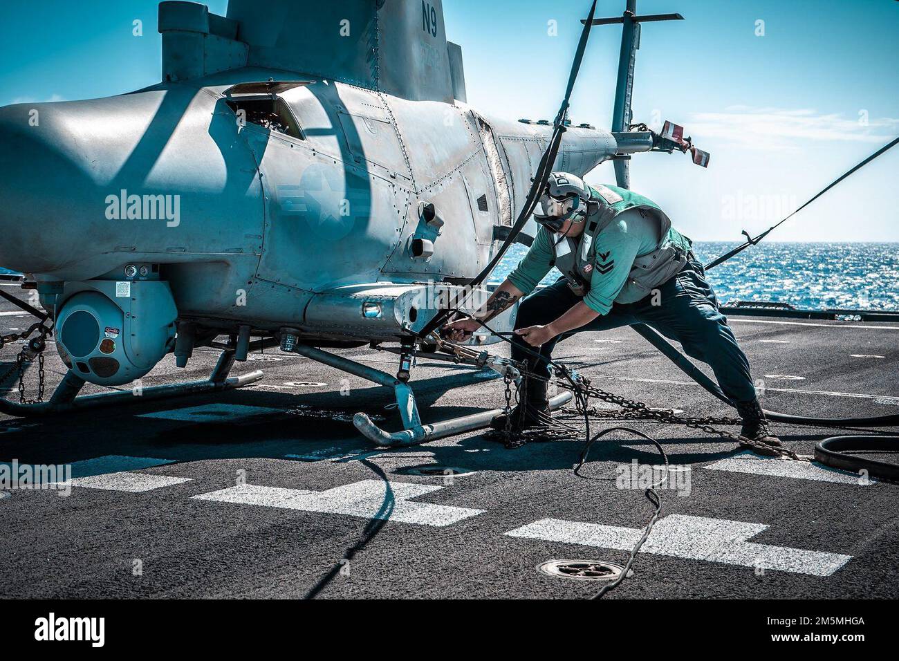 220325-O-NR876-479 PHILLIPPINE SEA (25 mars 2022) – technicien en électronique aéronautique 2nd classe Yoseph Dardon, de Los Angeles, ravitaillent en carburant un scout de feu MQ-8B, affecté aux « Blackjacks » de l'escadron de combat de la mer d'hélicoptère (HSC) 21, sur le pont de vol du navire de combat littoral Independence-variant USS Charleston (LCS 18). Charleston, qui fait partie du Destroyer Squadron (DESRON) 7, est sur un déploiement rotatif, opérant dans la zone d'exploitation de la flotte américaine 7th pour améliorer l'interopérabilité avec les partenaires et servir de force de réaction prête à l'appui d'une région libre et ouverte Indo-Pacifique. Banque D'Images