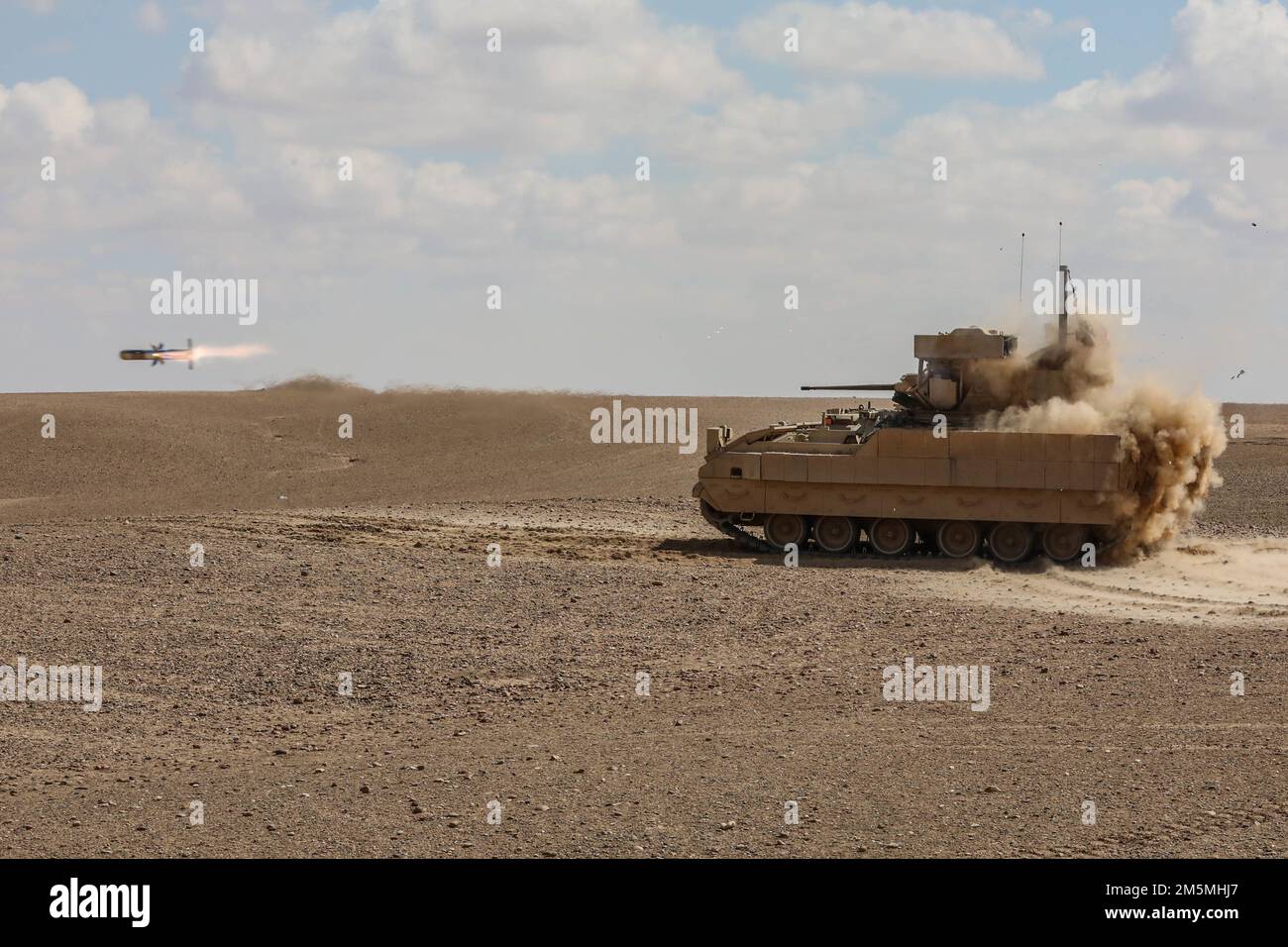 ÉTATS-UNIS Les membres de l'armée ont tiré sur 25 mars 2022 un missile antichar à bord d'un tube, suivi optiquement et guidé par fil (REMORQUAGE) à partir d'un véhicule de combat Bradley M2A3 lors d'un exercice de tir en Syrie. Les exercices de tir en direct offrent aux Forces démocratiques syriennes et aux partenaires de la Coalition la possibilité de simuler le réalisme du combat dans un environnement contrôlé. Banque D'Images