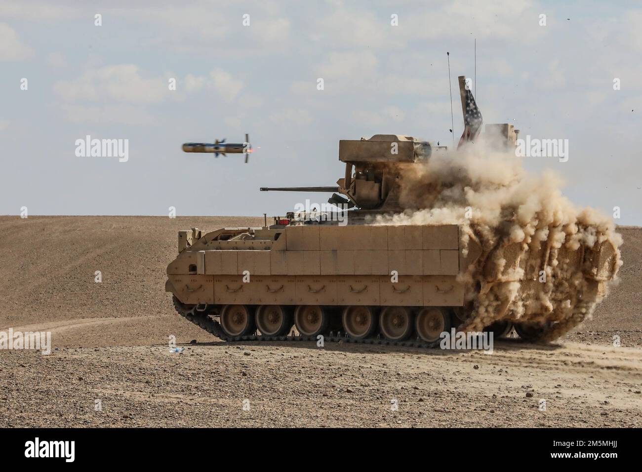 ÉTATS-UNIS Les membres de l'armée ont tiré sur 25 mars 2022 un missile antichar à bord d'un tube, suivi optiquement et guidé par fil (REMORQUAGE) à partir d'un véhicule de combat Bradley M2A3 lors d'un exercice de tir en Syrie. Les exercices de tir en direct offrent aux Forces démocratiques syriennes et aux partenaires de la Coalition la possibilité de simuler le réalisme du combat dans un environnement contrôlé. Banque D'Images