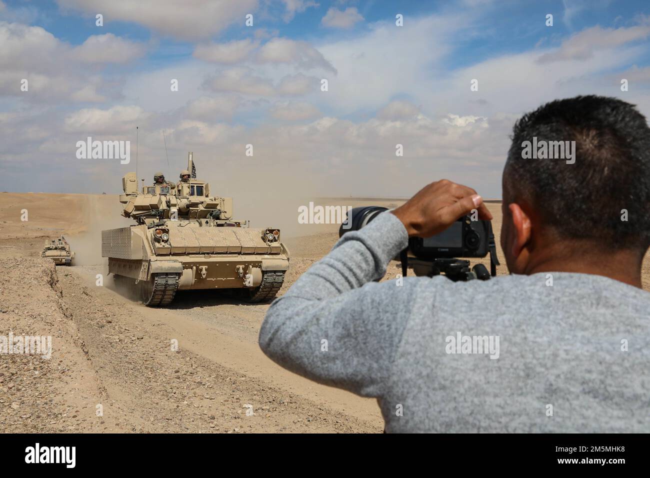 Le personnel des médias syriens documente les véhicules de combat Bradley M2A3 lors d'un incendie en Syrie le mois de mars. 25, 2022. Les exercices de tir en direct offrent aux Forces démocratiques syriennes et aux partenaires de la Coalition la possibilité de simuler le réalisme du combat dans un environnement contrôlé. Banque D'Images