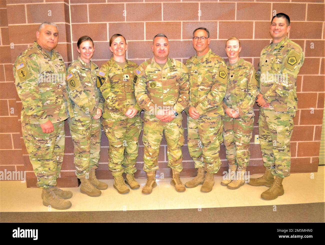 Sgt. Maître Richard Fryar, 319th 505th Commandant du détachement arrière du Bataillon du signal expéditionnaire, Major, Maj Erin Gorham, 319th détachement arrière de l'ESB ancien commandant, Lt. Col. Stephanie Lee, Commandant entrant de l'ESB en 319th, Col. Eric Rahman, Commandant de la brigade du signal tactique du théâtre, Sgt. Maj. Jim Milligan, Commandant du service de commandement de la 505th du TTSB, Le lieutenant-colonel Carey McCroskey, commandant en 98th du BN, et le col du Lt Joshua Fields, commandant entrant en 98th de l'ESB, ont assisté à l'atelier du chef de brigade du Scorpion, à 24-27 mars 2022. Le TTSB de 505th se déploie pour diriger la mission et fournir la planification du réseau et l'engi Banque D'Images