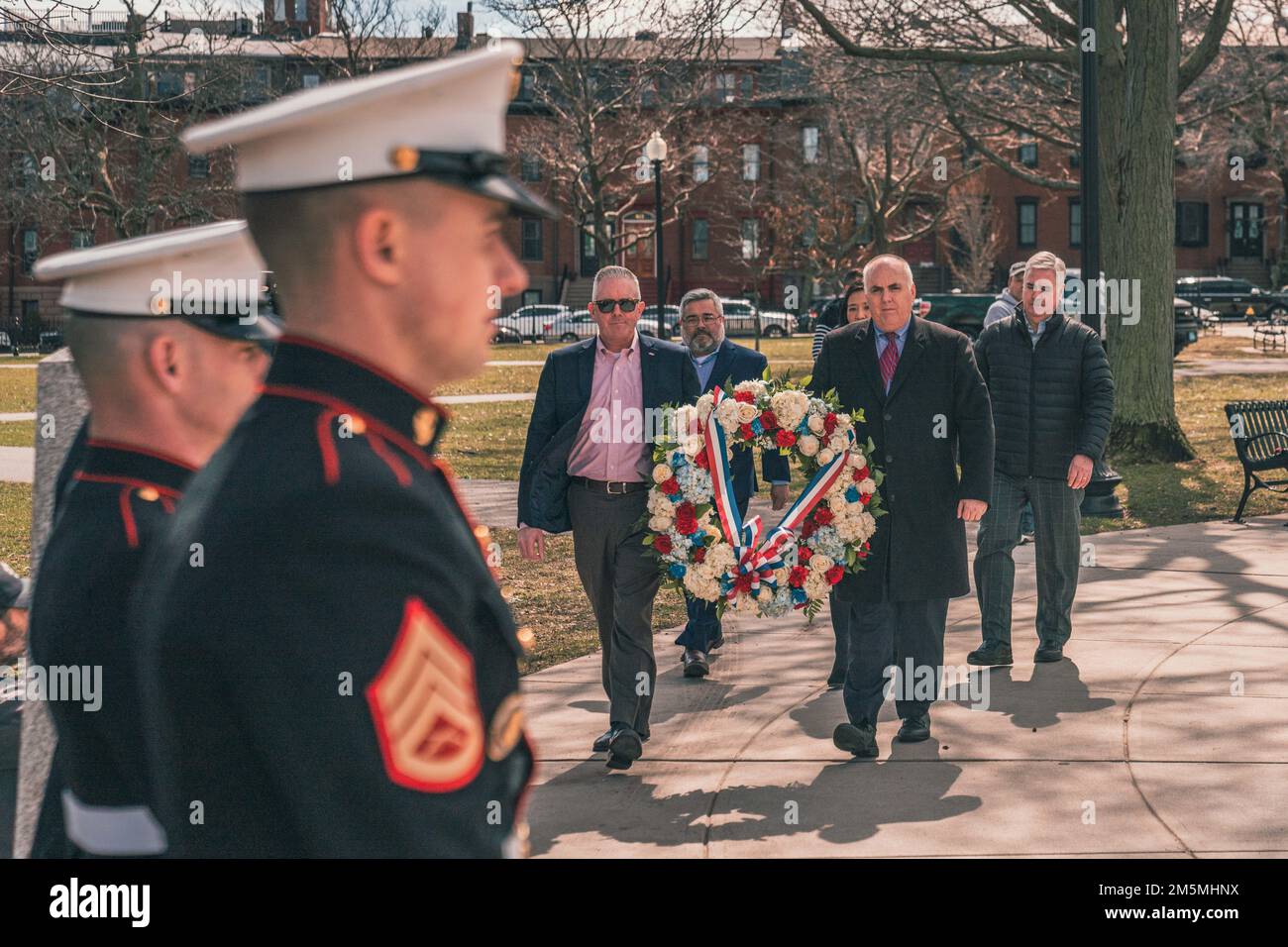 ÉTATS-UNIS Marines avec Recruiting Station Boston, se tiennent à l'attention pendant la pose du récif à la cérémonie de la Médaille d'honneur à Boston, le 25 mars 2022. Au cours de la cérémonie, les Marines ont levé le drapeau de la Médaille d'honneur pour célébrer les réalisations et les sacrifices de tous les récipiendaires de la Médaille d'honneur. (Photos du corps marin par le Sgt. Quentarius Johnson) Banque D'Images ÉTATS-UNIS Marines avec Recruiting Station Boston, se tiennent à l'attention pendant la pose du récif à la cérémonie de la Médaille d'honneur à Boston, le 25 mars 2022. Au cours de la cérémonie, les Marines ont levé le drapeau de la Médaille d'honneur pour célébrer les réalisations et les sacrifices de tous les récipiendaires de la Médaille d'honneur. (Photos du corps marin par le Sgt. Quentarius Johnson) Banque D'Images