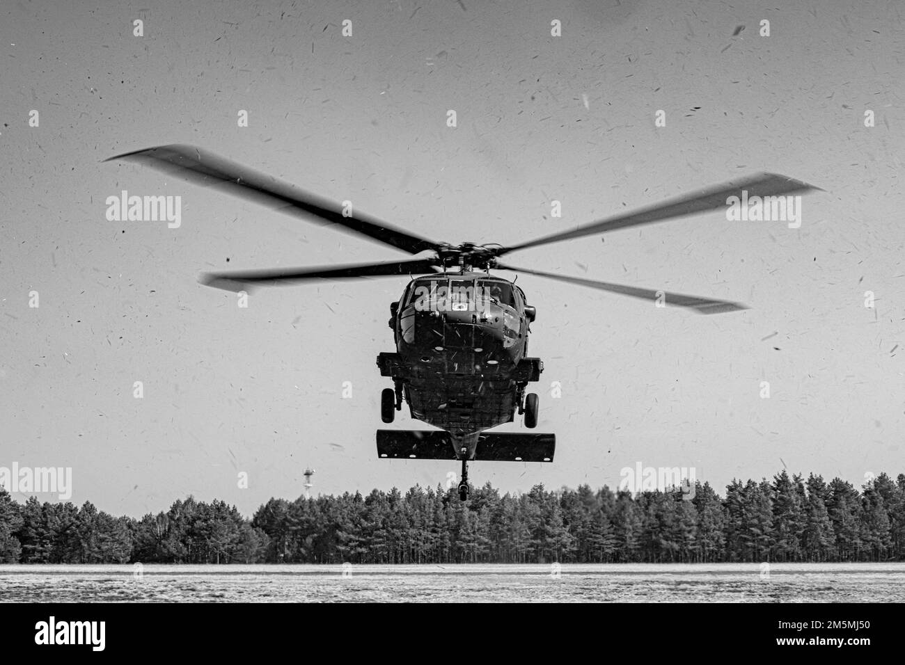 Un hélicoptère UH-60 Blackhawk, de l'armée américaine 1-214th General support Aviation Battalion, 12th combat Aviation Brigade, effectue des qualifications individuelles et collectives de tir aérien dans le cadre d'un exercice d'entraînement d'une semaine à la zone d'entraînement de Nadarzyce, Pologne, le 25 mars 2022. La formation permet aux équipages aériens d'améliorer leurs compétences en matière de système d'armes à mitrailleuses M240H et d'améliorer leur aptitude à soutenir les opérations d'évacuation des blessés. Le CAB de 12th est parmi les autres unités affectées au V corps, le Forward Deployed corps des Etats-Unis en Europe qui travaille aux côtés des alliés de l’OTAN et de la SEC régionale Banque D'Images