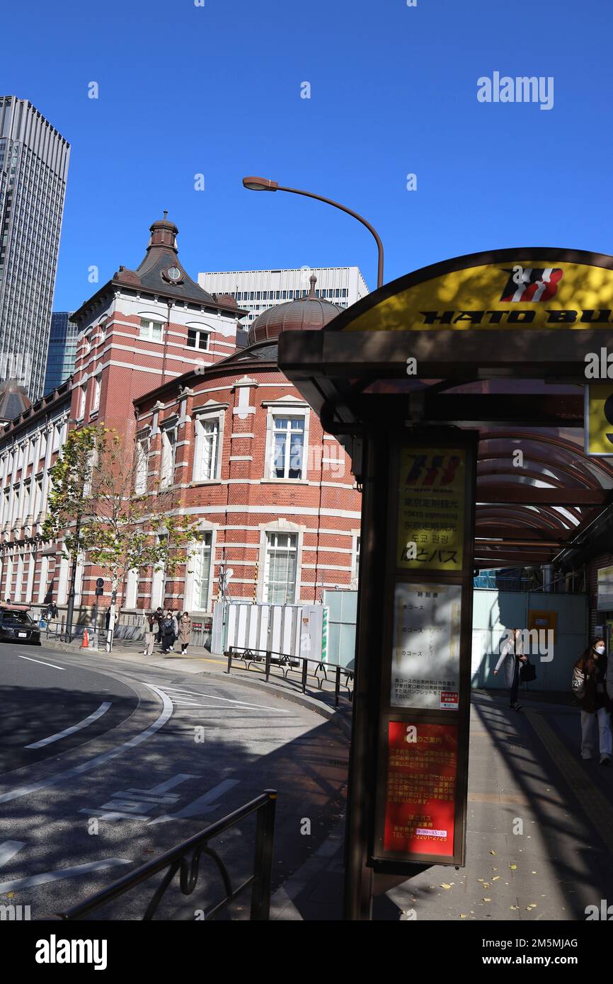 Chiyoda Ward, Tokyo, décembre 2022.Hato bus Tour arrêt de bus près de la gare de Tokyo. Banque D'Images