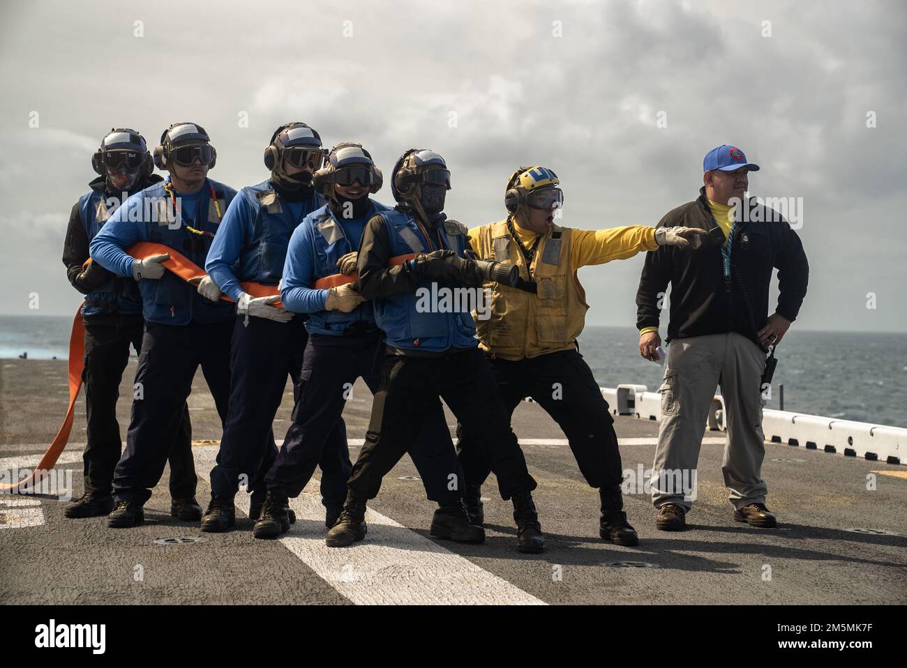 OCÉAN ATLANTIQUE – les marins pratiquent la lutte contre les incendies lors d'un exercice de quartier général sur le pont de vol du navire d'assaut amphibie de classe Wasp USS Kearsarge (LHD 3) 26 mars 2022. Le Kearsarge Amphiobie Ready Group avec embarqué 22nd Marine Expeditionary Unit est en cours de déploiement prévu dans la zone d'exploitation de la flotte américaine 2nd. Banque D'Images