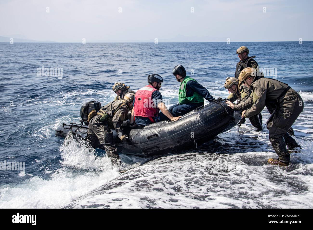 BAIE DE SOUDA (27 mars 2022) – États-Unis Les Marines, avec la Force opérationnelle 61/2 (TF-61/2), lancent leur embarcation de combat en caoutchouc sur les eaux près de la baie de Souda, en Grèce, à partir du sous-marin à missiles guidés de classe Ohio USS Georgia (SSGN 729) 27 mars 2022. TF-61/2 fournira temporairement un soutien de commandement et de contrôle au commandant des États-Unis Sixième flotte, synchroniser les unités et les capacités de la Marine et du corps des Marines déjà sur le théâtre, afin de soutenir les alliés et les partenaires régionaux et les intérêts de sécurité nationale des États-Unis. Banque D'Images