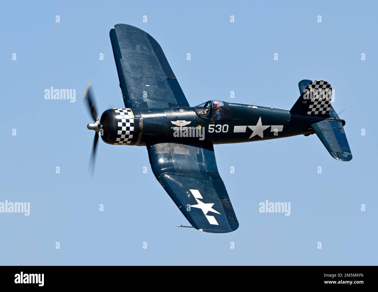 Un Corsair de Vought F4U vole à l'exposition aérienne de Columbus de 2022 sur 26 mars 2022, à la base aérienne de Columbus, dans les États des Unis Le Corsair est un chasseur à faible hauteur inversée, doté d'une seule queue et d'un seul moteur : Pratt & Whitney R-2800 V-18 Double Wasp de 2250 ch, doté d'une large hélice pour optimiser le rendement énergétique. Banque D'Images