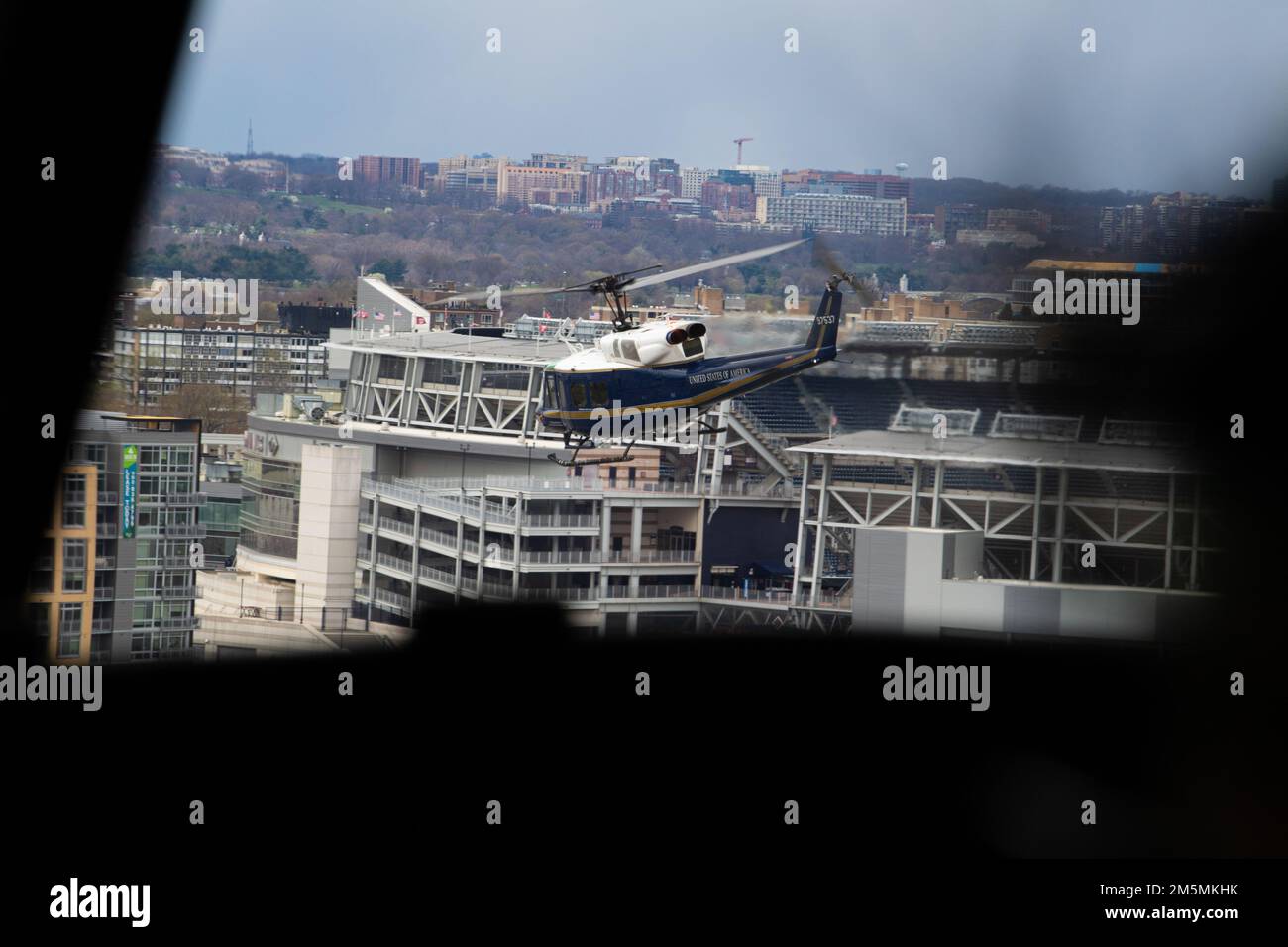 Un hélicoptère UH-1N Huey affecté au premier Escadron d'hélicoptères (1 HS) de la base interarmées Andrews, Maryland, survole le parc national, Washington, D.C., pendant le festival annuel des cerisiers en fleurs, 26 mars 2022. La mission du SH 1 est de fournir un service de transport aérien prioritaire pour les cadres supérieurs civils et militaires de niveau national dans la région de la capitale nationale. Banque D'Images
