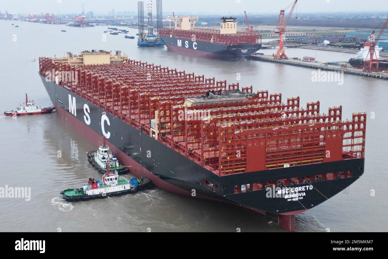 Des photos aériennes montrent le nouveau grand navire à conteneurs mondial 'Xinfu 103' construit par le groupe de construction navale de Yangzijiang entrant dans le fleuve Yangtze sous l'assistance de navires de patrouille côtière, Taicang City, province de Jiangsu en Chine orientale, 29 décembre 2022. (Photo de ChinaImages/Sipa USA) Banque D'Images