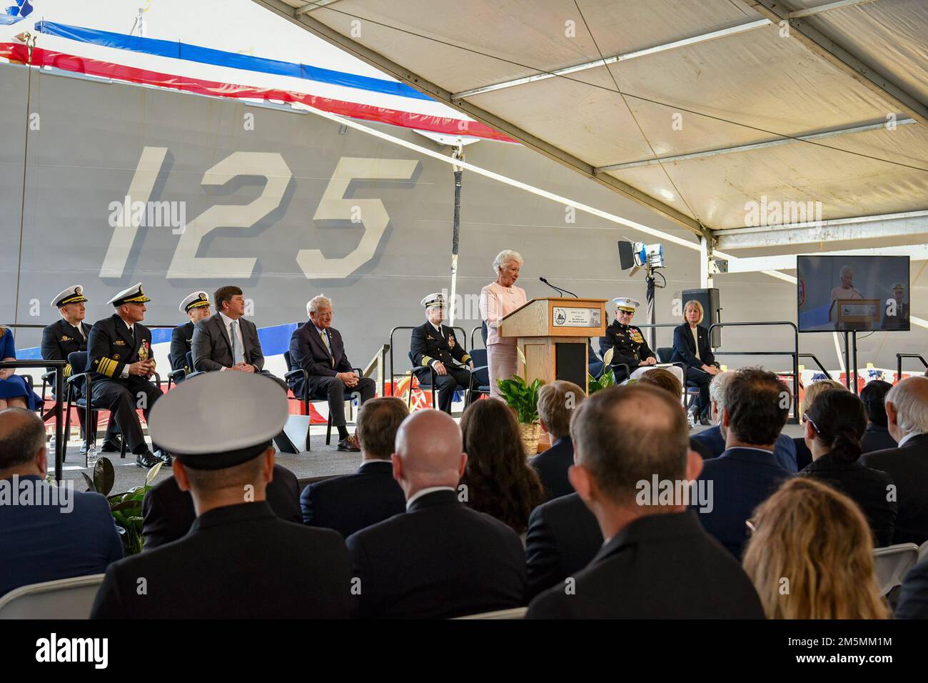 220326-N-MH203-1011 PASCAGOULA, DIVERS (26 mars 2022) Ruby Lucas, commanditaire du futur Jack H. Lucas (DDG 125) et veuve du homonyme du navire, prend la parole au cours d’une cérémonie de baptême à Pascagoula, Mississippi, 26 mars. Lucas est le premier destroyer de missiles guidés de vol III et sera équipé de la technologie et des systèmes d'armes les plus avancés. Banque D'Images
