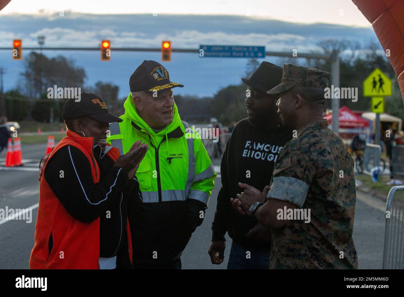 Andrea Bailey, superviseur de comté, district de Potomac, à gauche, Rick Nealis, directeur de Marine corps Marathon, milieu à gauche, Derrick Wood, maire, milieu à droite, Et aux États-Unis Michael L. Brooks, commandant de la base, base militaire Quantico, célèbre le Marathon 17,75k du corps maritime à Dumfries, en Virginie, au 26 mars 2022. L'événement fait la promotion de la condition physique, génère de la bonne volonté dans la communauté et met en valeur les compétences organisationnelles du corps des Marines. Banque D'Images