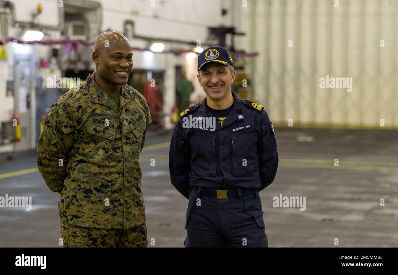 ÉTATS-UNIS Corps de marine Brig. Le général Anthony Henderson parle avec l'Italien Contrammiraglio Valentino Rinaldi lors de l'exercice Cold Response 2022 en mer de Norvège sur 26 mars 2022. L'exercice Cold Response '22 est un exercice biennal de préparation nationale et de défense norvégien qui a lieu dans toute la Norvège, avec la participation de chacun de ses services militaires, ainsi que de 26 autres nations alliées de l'OTAN et partenaires régionaux. Banque D'Images