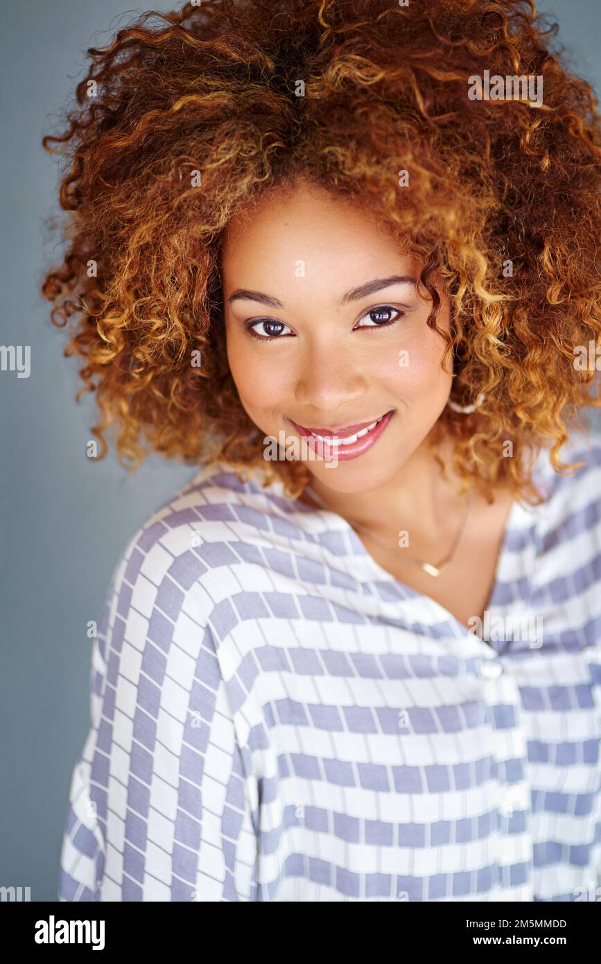 Pleine de confiance en soi. Photo en studio d'une jeune femme d'affaires sur fond gris. Banque D'Images