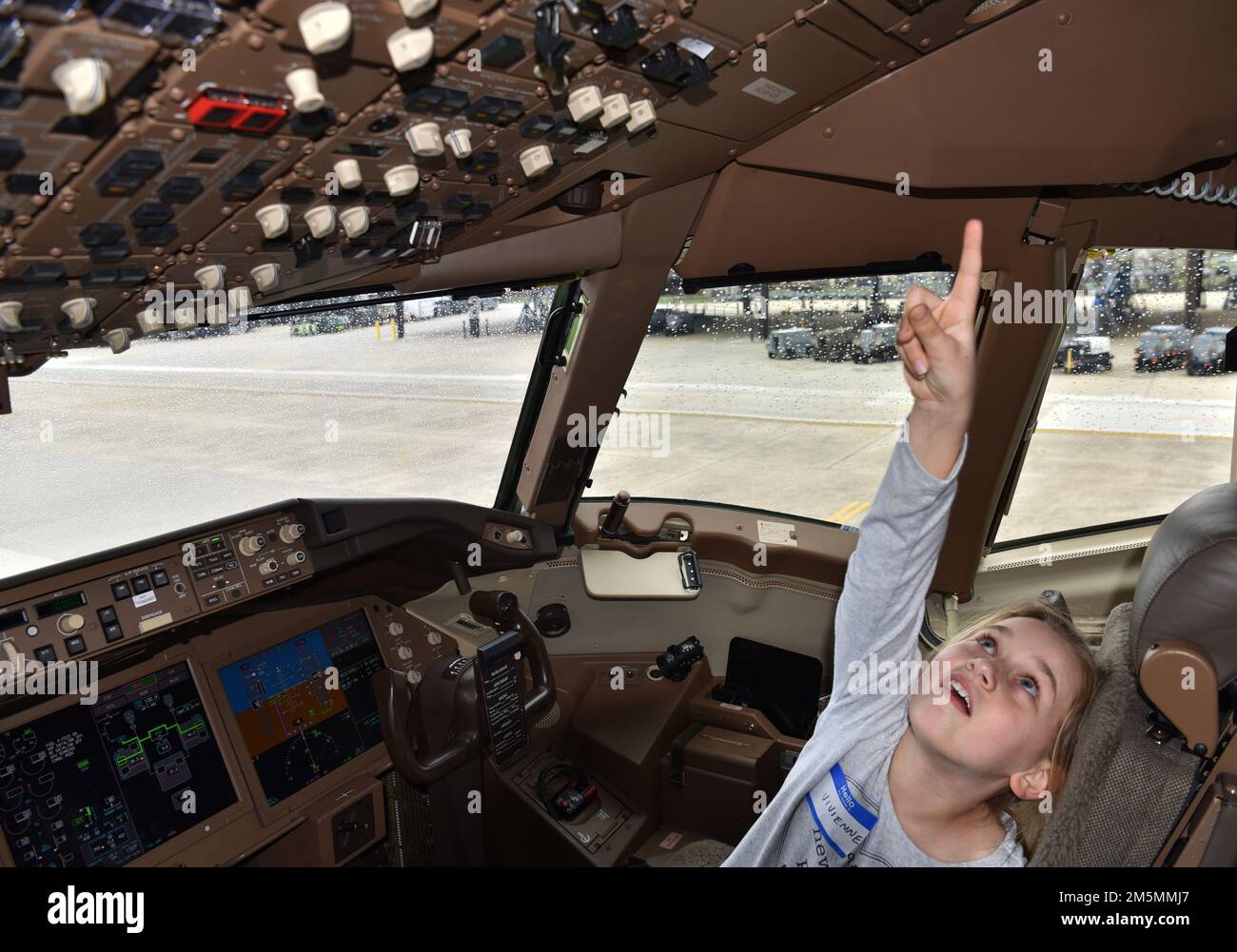 Une jeune fille pose des questions au sujet du poste de pilotage de la Pégase KC-46 à l’événement du mois de l’histoire des femmes de l’escadre de la mobilité aérienne de 305th, 26 mars 2022, à la base interarmées McGuire-dix-Lakehurst (N.J.) L'événement était ouvert à toutes les filles d'âge scolaire et les a exposées aux femmes de l'armée et de la mission Air Mobility. Les modèles comprenaient des simulateurs de vol et des affichages statiques du KC-10 Extender, du KC-46 Pegasus et du C-17 Globemaster III Banque D'Images