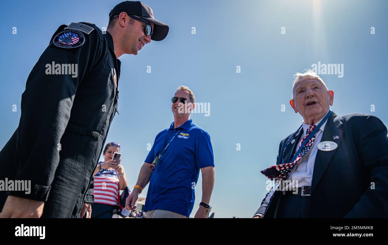 ÉTATS-UNIS Joshua Gunderson, commandant de l'équipe de démonstration de Raptor F-22, rencontre Robert McClintock, pilote de chasse de la Seconde Guerre mondiale âgé de 103 ans, à la base aérienne de MacDill, en Floride, au 26 mars 2022. McClintock a chanté l'hymne national pour commencer la Tampa Bay Airfest 2022. Banque D'Images ÉTATS-UNIS Joshua Gunderson, commandant de l'équipe de démonstration de Raptor F-22, rencontre Robert McClintock, pilote de chasse de la Seconde Guerre mondiale âgé de 103 ans, à la base aérienne de MacDill, en Floride, au 26 mars 2022. McClintock a chanté l'hymne national pour commencer la Tampa Bay Airfest 2022. Banque D'Images