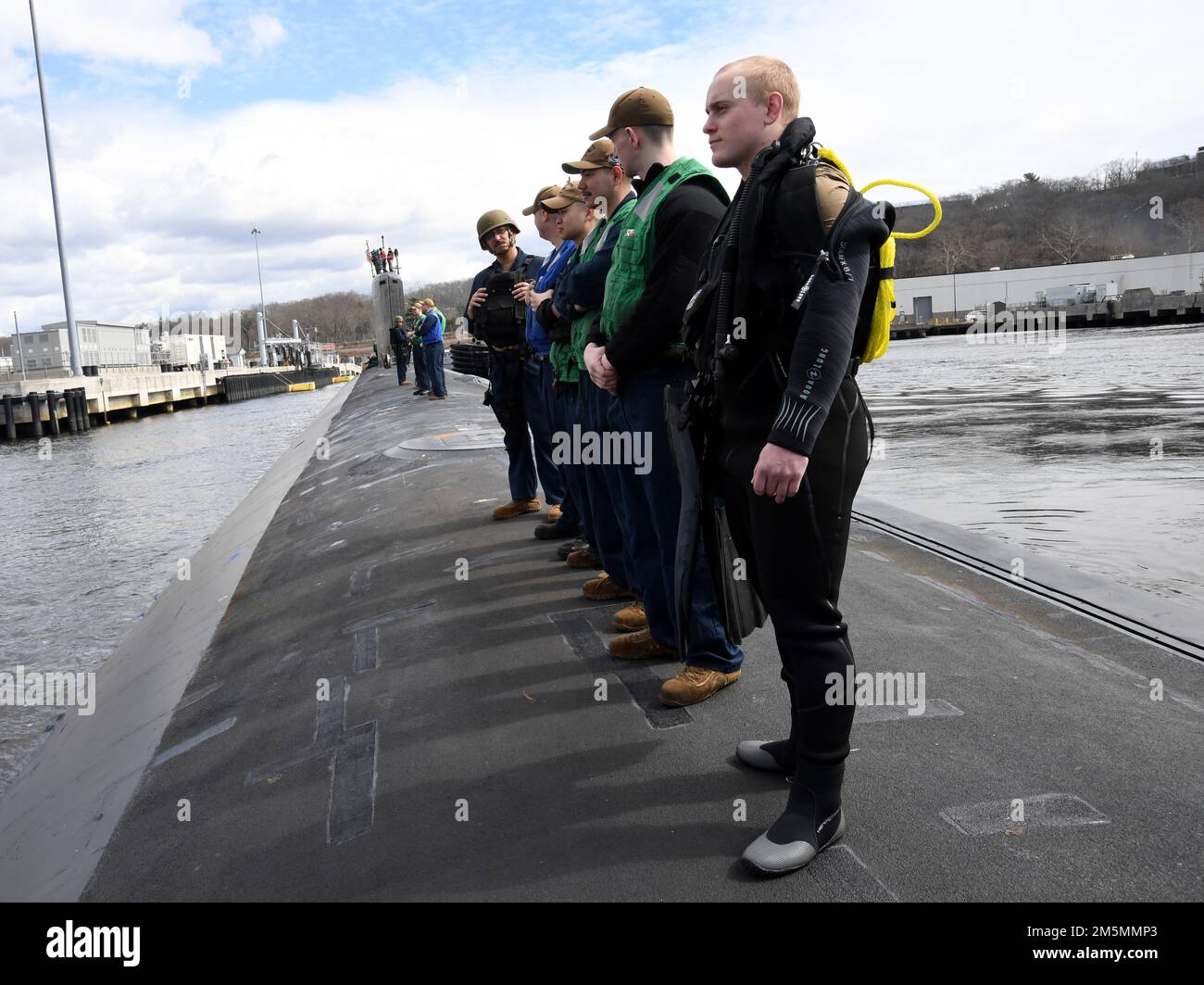 220326-N-GR655-0083 GROTON, Connecticut (26 mars 2022) – des membres de équipage, attachés au sous-marin de classe Virginia USS Delaware (SSN 791), quittent le quai de la base sous-marine navale de New London 26 mars 2022. L’équipage de 132 personnes du Delaware a effectué un voyage à Wilmington (Delaware) pour participer à des commémorations d’une semaine en l’honneur de la cérémonie de mise en service du bateau qui a eu lieu administrativement en avril 2020 en raison des restrictions de la COVID à l’époque. Le Delaware, le septième navire de la marine américaine et premier sous-marin nommé d'après le premier État américain du Delaware, est une plate-forme flexible et multi-mission conçue pour transporter Banque D'Images