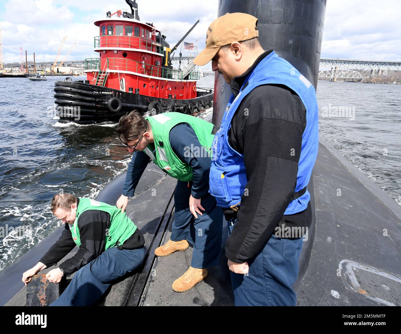 220326-N-GR655-0151 GROTON (Connecticut) (26 mars 2022) – des membres de équipage, attachés au sous-marin de classe Virginia USS Delaware (SSN 791), effectuent les préparatifs en cours tandis que le navire transite par la Thames River 26 mars 2022. L’équipage de 132 personnes du Delaware a effectué un voyage à Wilmington (Delaware) pour participer à des commémorations d’une semaine en l’honneur de la cérémonie de mise en service du bateau qui a eu lieu administrativement le 2020 avril en raison des restrictions de la COVID à l’époque. Le Delaware, le septième navire de la marine américaine et premier sous-marin nommé d'après le premier État américain du Delaware, est une plate-forme flexible et multi-mission des Banque D'Images