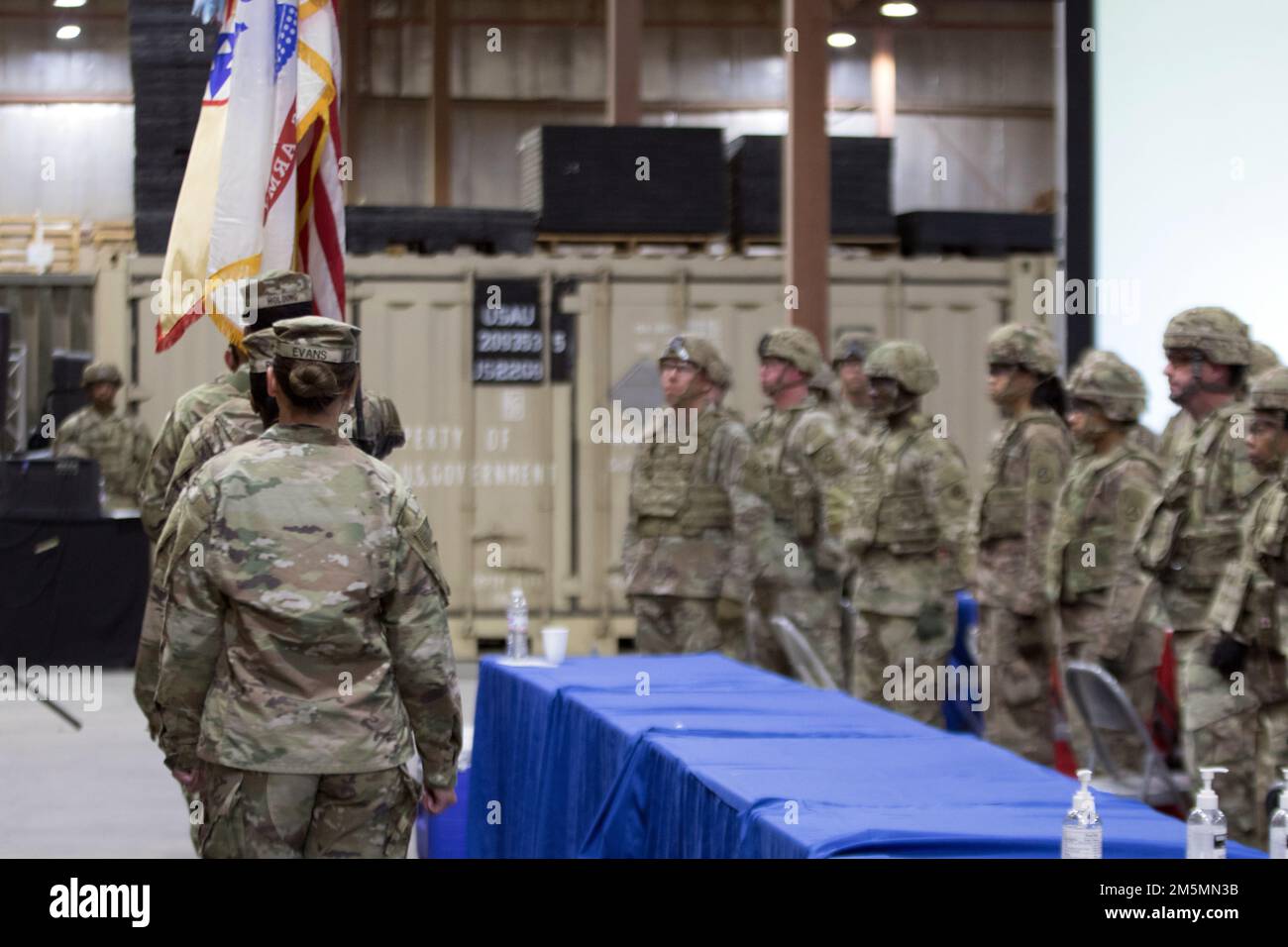 Sgt. 1st classe Samantha J. Evans, officier non commissionné de la génération de la force pour le Commandement du soutien expéditionnaire 3rd, commande la garde de couleur alors qu'ils retirent les couleurs lors d'un dîner tactique au Camp Arifjan, Koweït, 26 mars 2022. Brig. Le général lance G. Curtis, commandant général, 3rd ESC, a accueilli l’événement pour défendre les coutumes et les traditions militaires américaines, encourager la camaraderie et l’esprit de corps, et reconnaître les réalisations de l’unité au cours de son déploiement à l’appui du 1st Theatre Ressument Command. Banque D'Images Sgt. 1st classe Samantha J. Evans, officier non commissionné de la génération de la force pour le Commandement du soutien expéditionnaire 3rd, commande la garde de couleur alors qu'ils retirent les couleurs lors d'un dîner tactique au Camp Arifjan, Koweït, 26 mars 2022. Brig. Le général lance G. Curtis, commandant général, 3rd ESC, a accueilli l’événement pour défendre les coutumes et les traditions militaires américaines, encourager la camaraderie et l’esprit de corps, et reconnaître les réalisations de l’unité au cours de son déploiement à l’appui du 1st Theatre Ressument Command. Banque D'Images